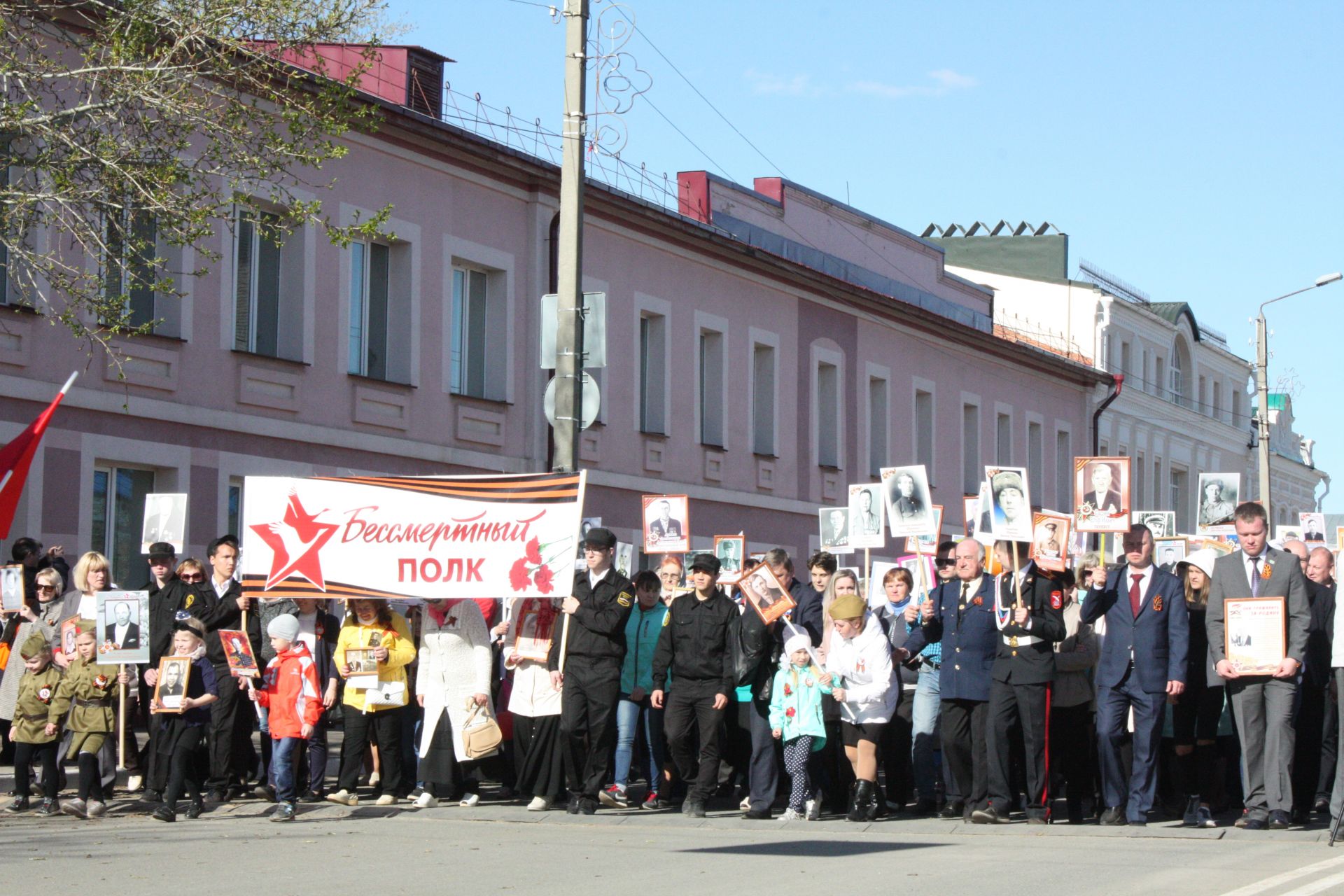 В Чистополе состоялись открытие уголка "Боевой славы" и акция "Бессмертный полк" (фоторепортаж)