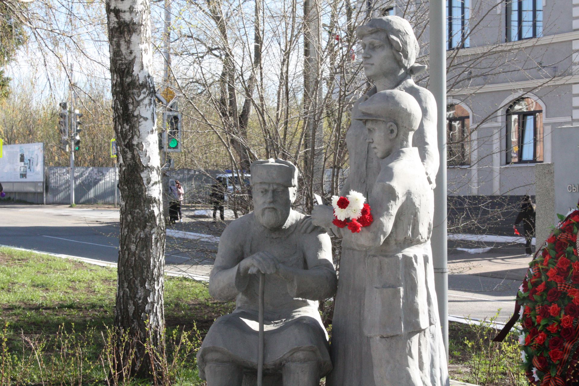 В Чистополе состоялись открытие уголка "Боевой славы" и акция "Бессмертный полк" (фоторепортаж)