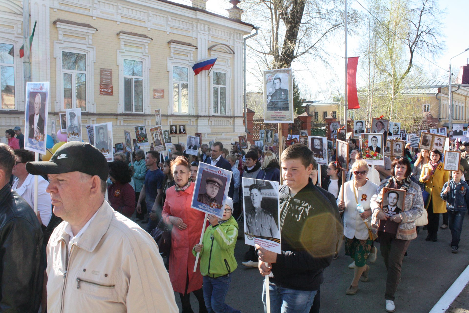 В Чистополе состоялись открытие уголка "Боевой славы" и акция "Бессмертный полк" (фоторепортаж)