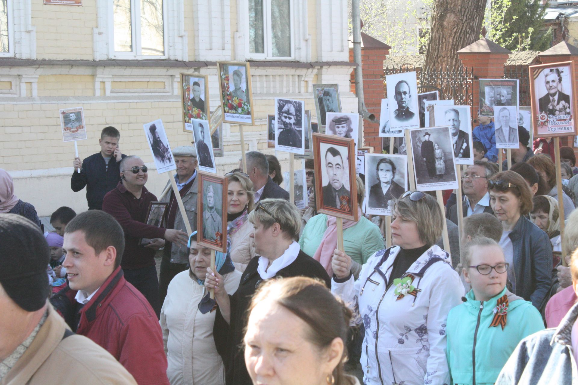 В Чистополе состоялись открытие уголка "Боевой славы" и акция "Бессмертный полк" (фоторепортаж)