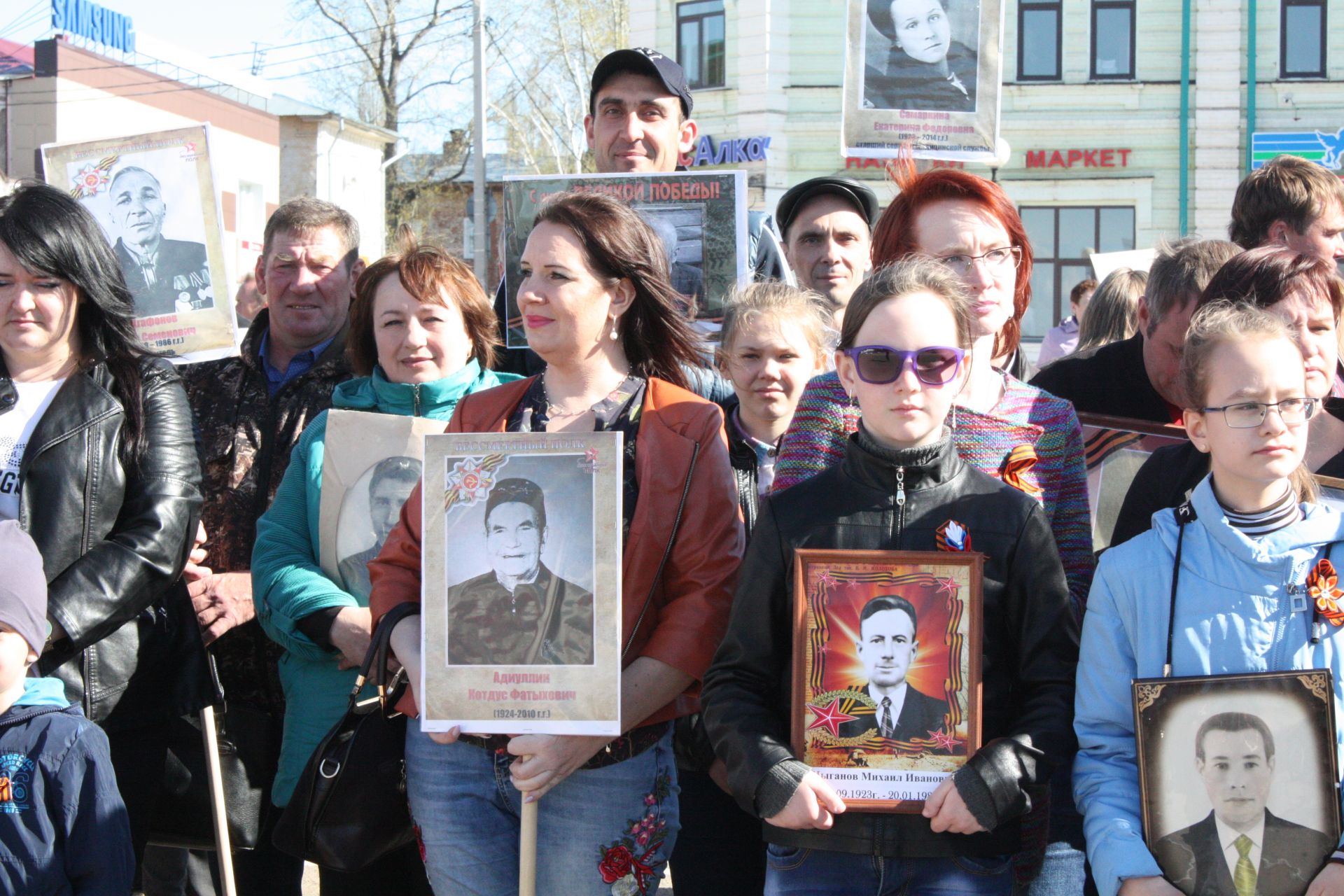 В Чистополе состоялись открытие уголка "Боевой славы" и акция "Бессмертный полк" (фоторепортаж)