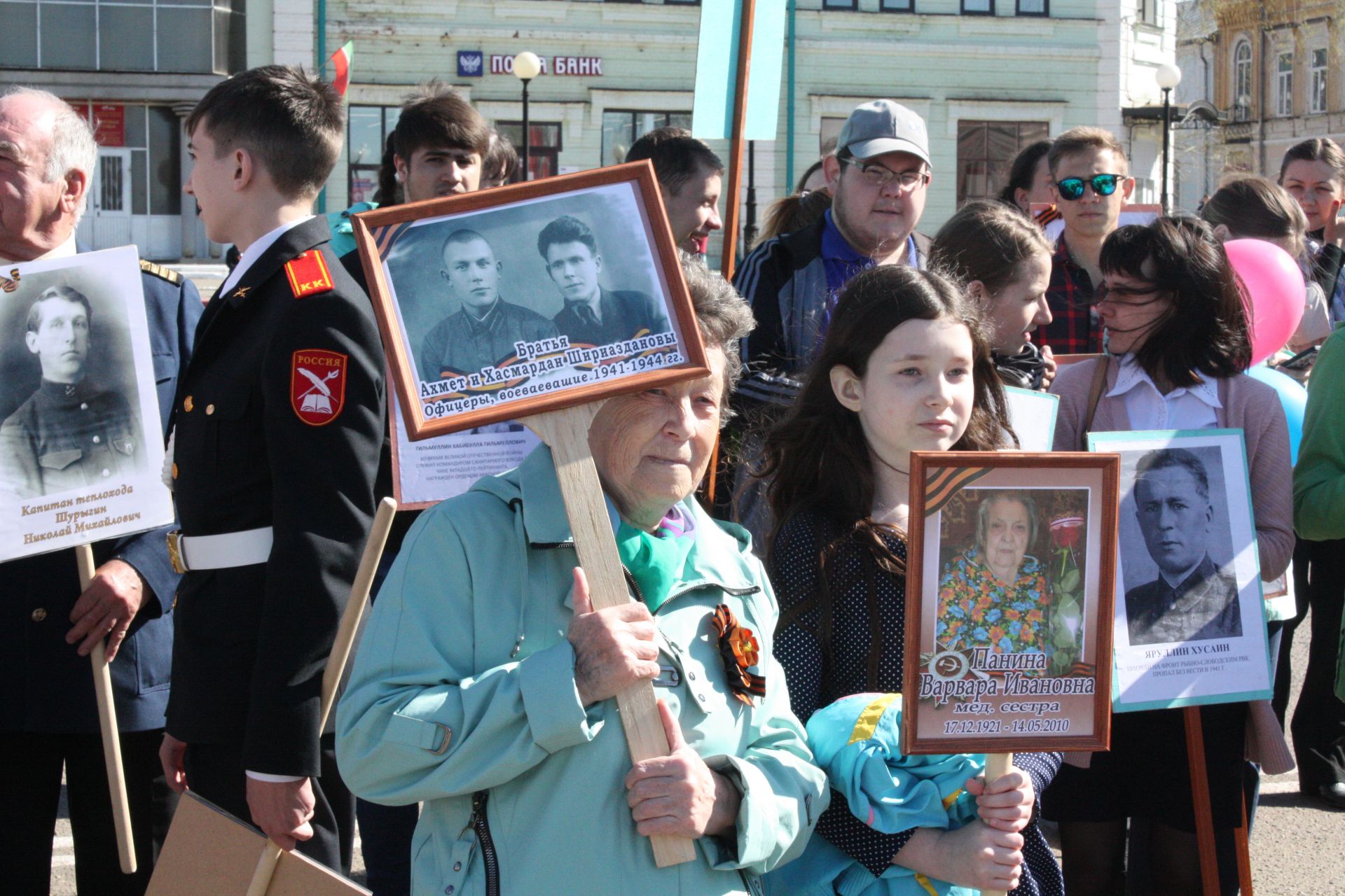 В Чистополе состоялись открытие уголка "Боевой славы" и акция "Бессмертный полк" (фоторепортаж)