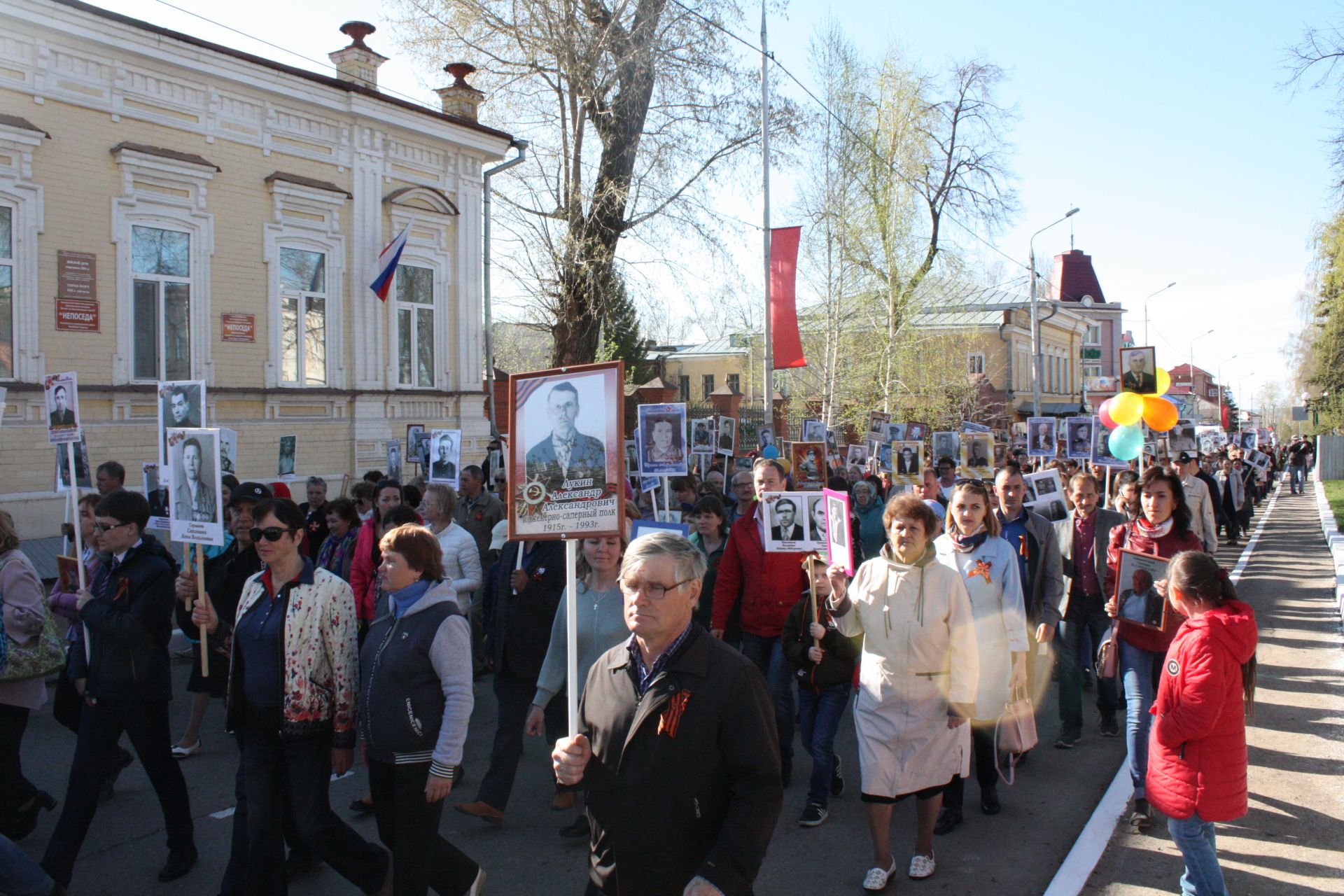 В Чистополе состоялись открытие уголка "Боевой славы" и акция "Бессмертный полк" (фоторепортаж)