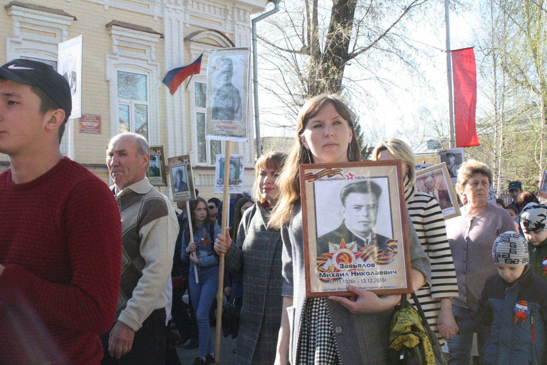 В Чистополе состоялись открытие уголка "Боевой славы" и акция "Бессмертный полк" (фоторепортаж)