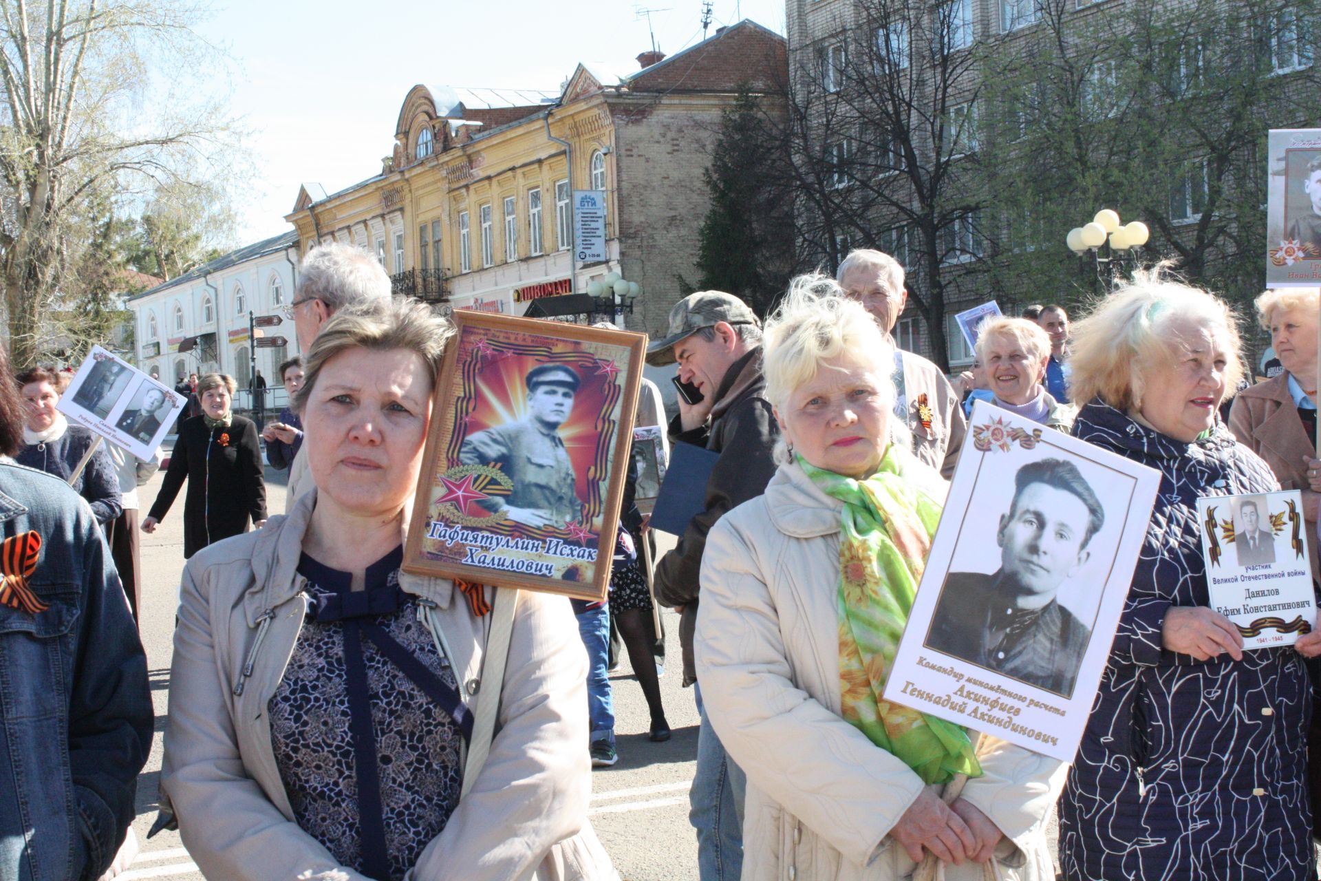 В Чистополе состоялись открытие уголка "Боевой славы" и акция "Бессмертный полк" (фоторепортаж)