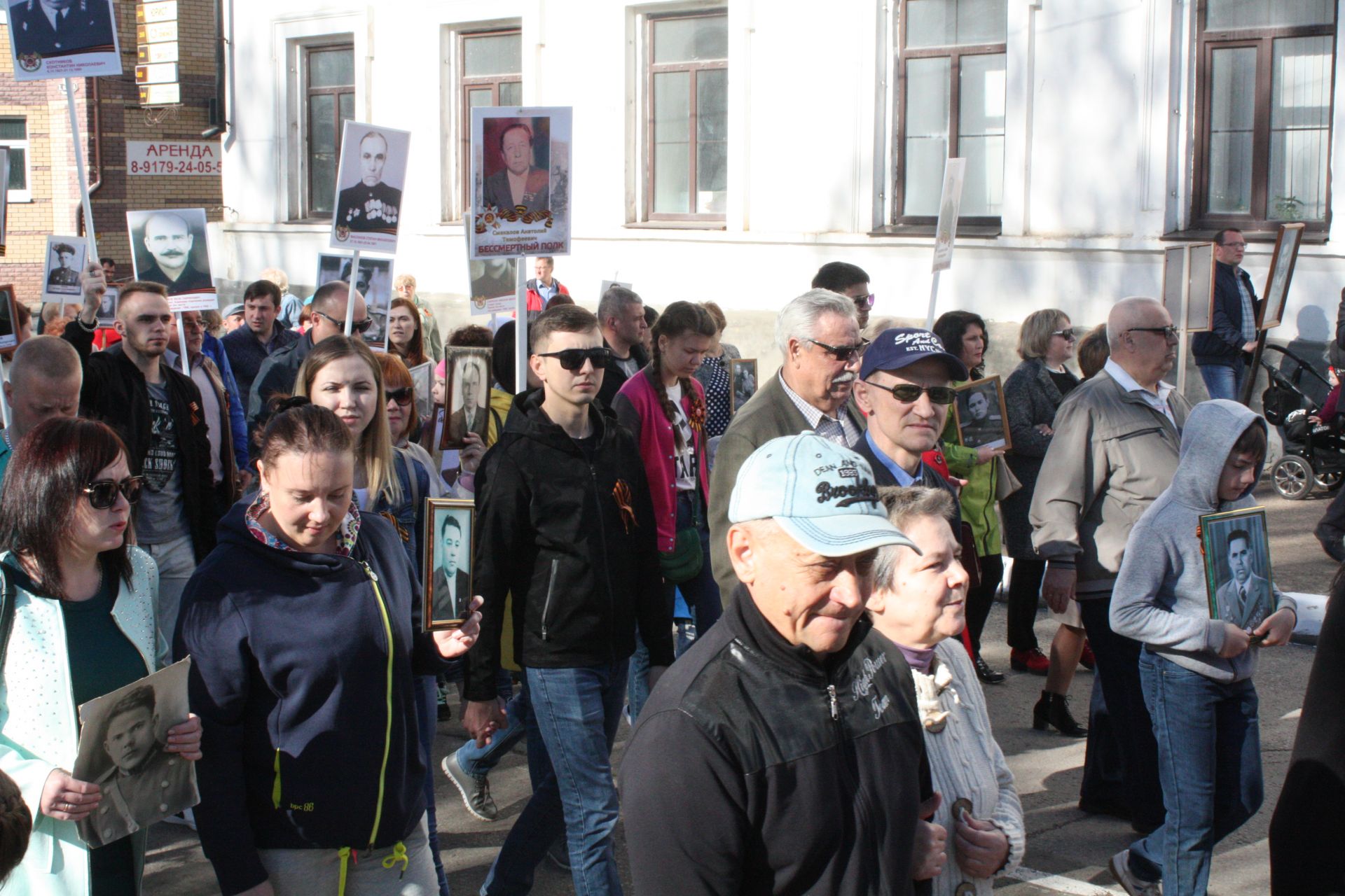 В Чистополе состоялись открытие уголка "Боевой славы" и акция "Бессмертный полк" (фоторепортаж)