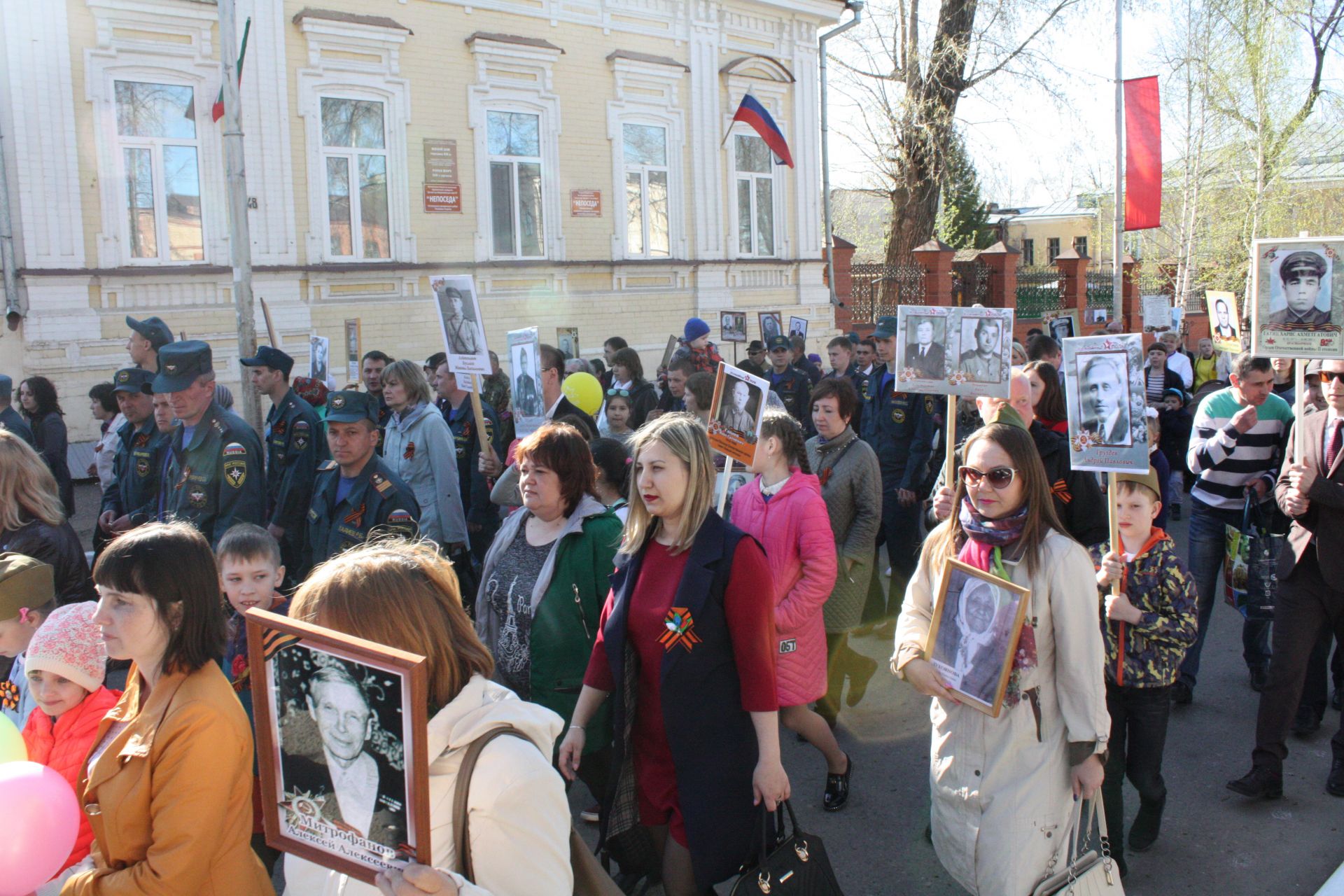 В Чистополе состоялись открытие уголка "Боевой славы" и акция "Бессмертный полк" (фоторепортаж)