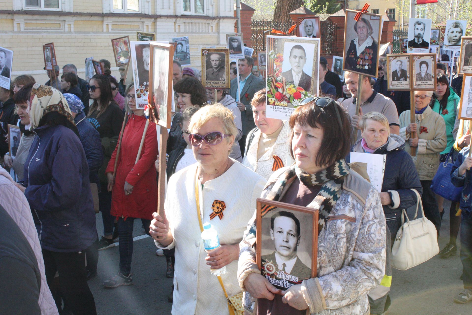 В Чистополе состоялись открытие уголка "Боевой славы" и акция "Бессмертный полк" (фоторепортаж)