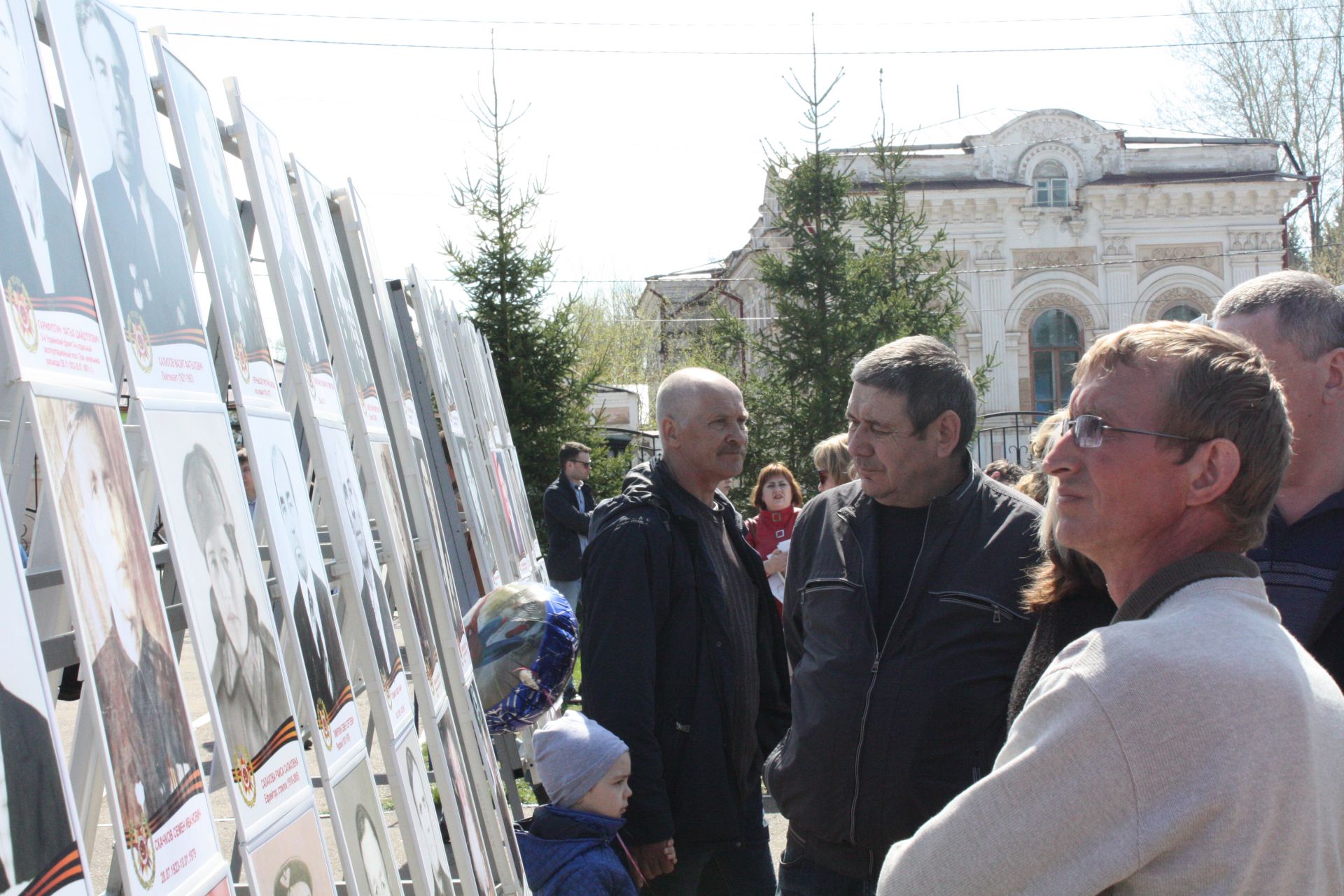 В Чистополе состоялись открытие уголка "Боевой славы" и акция "Бессмертный полк" (фоторепортаж)