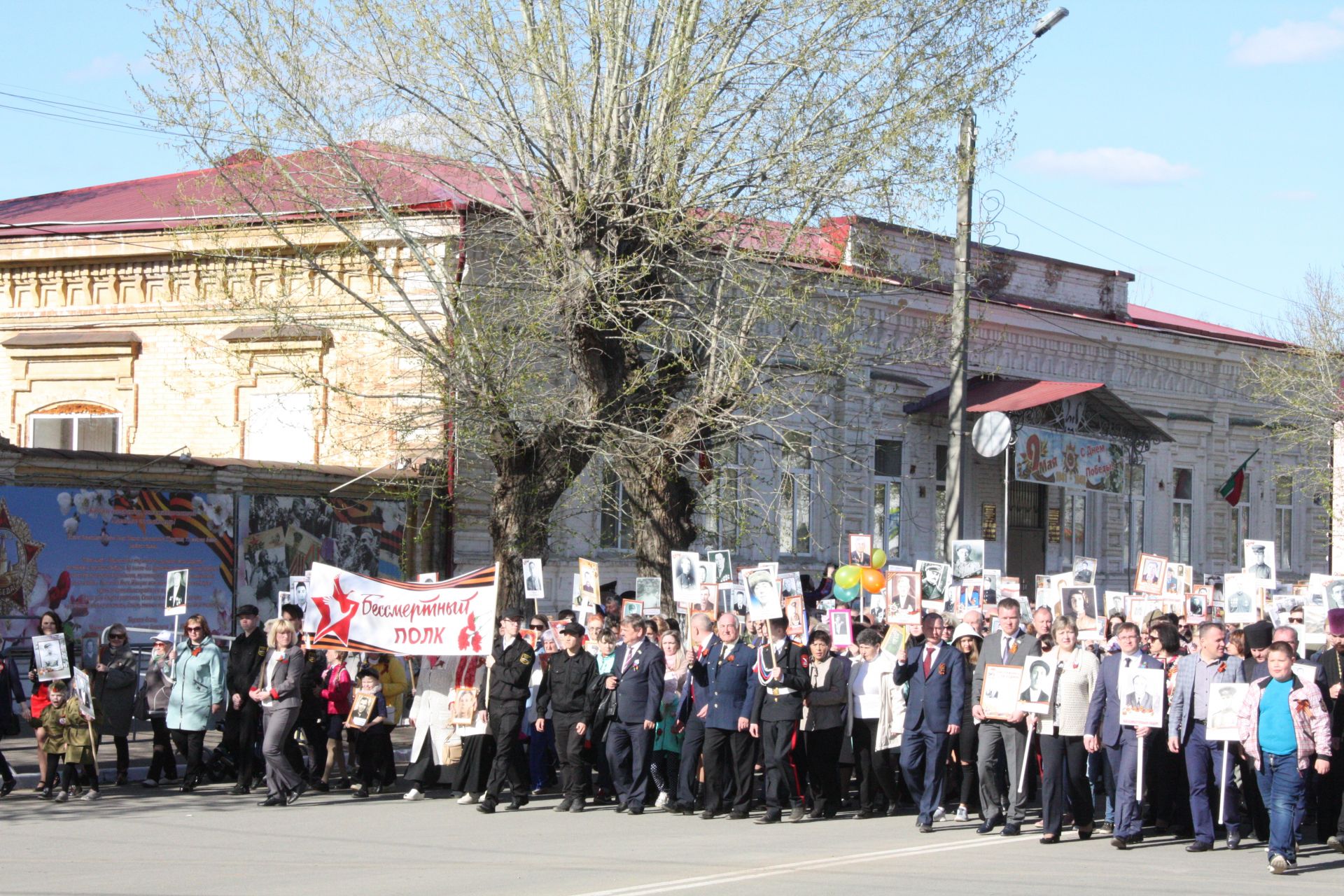 В Чистополе состоялись открытие уголка "Боевой славы" и акция "Бессмертный полк" (фоторепортаж)