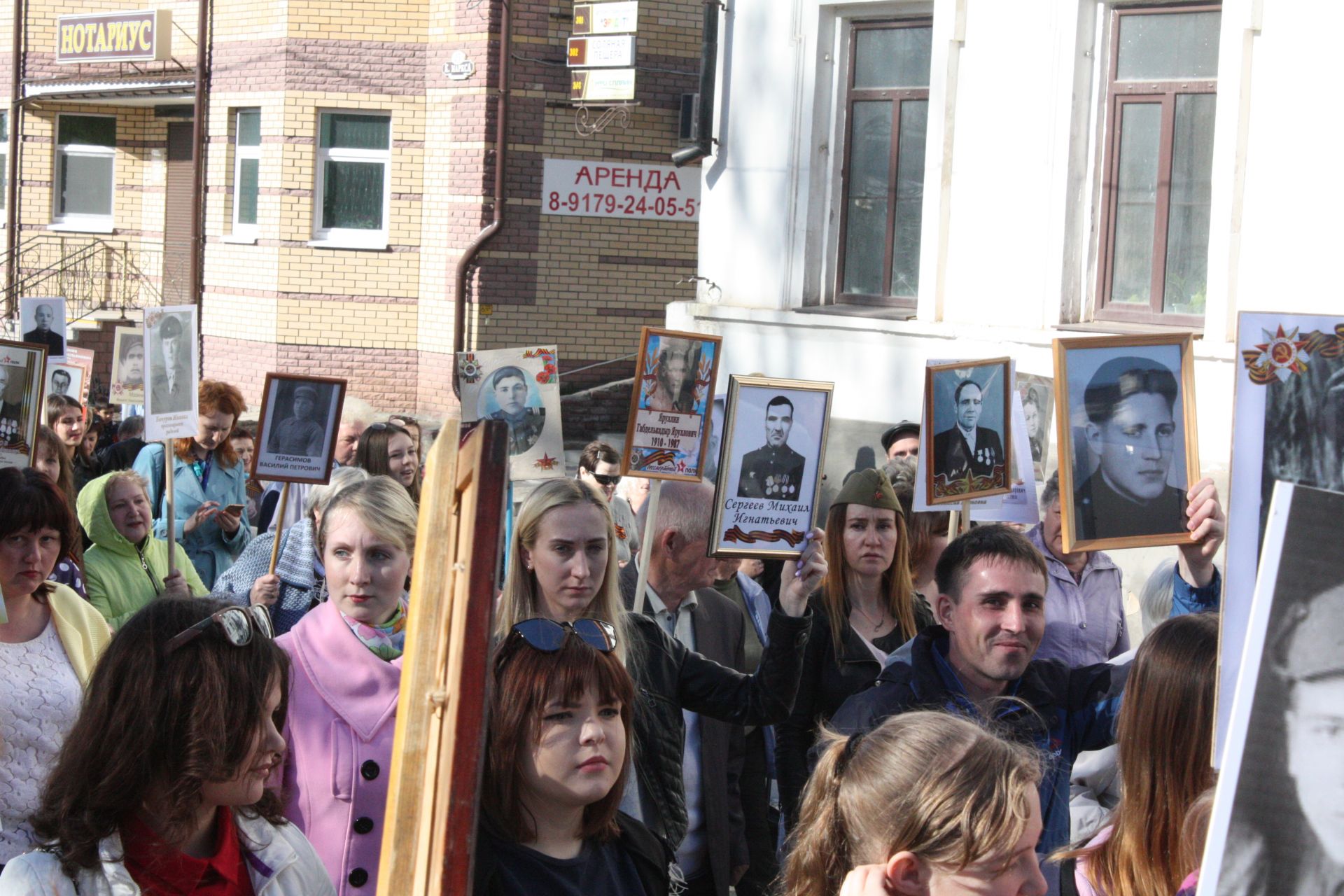 В Чистополе состоялись открытие уголка "Боевой славы" и акция "Бессмертный полк" (фоторепортаж)