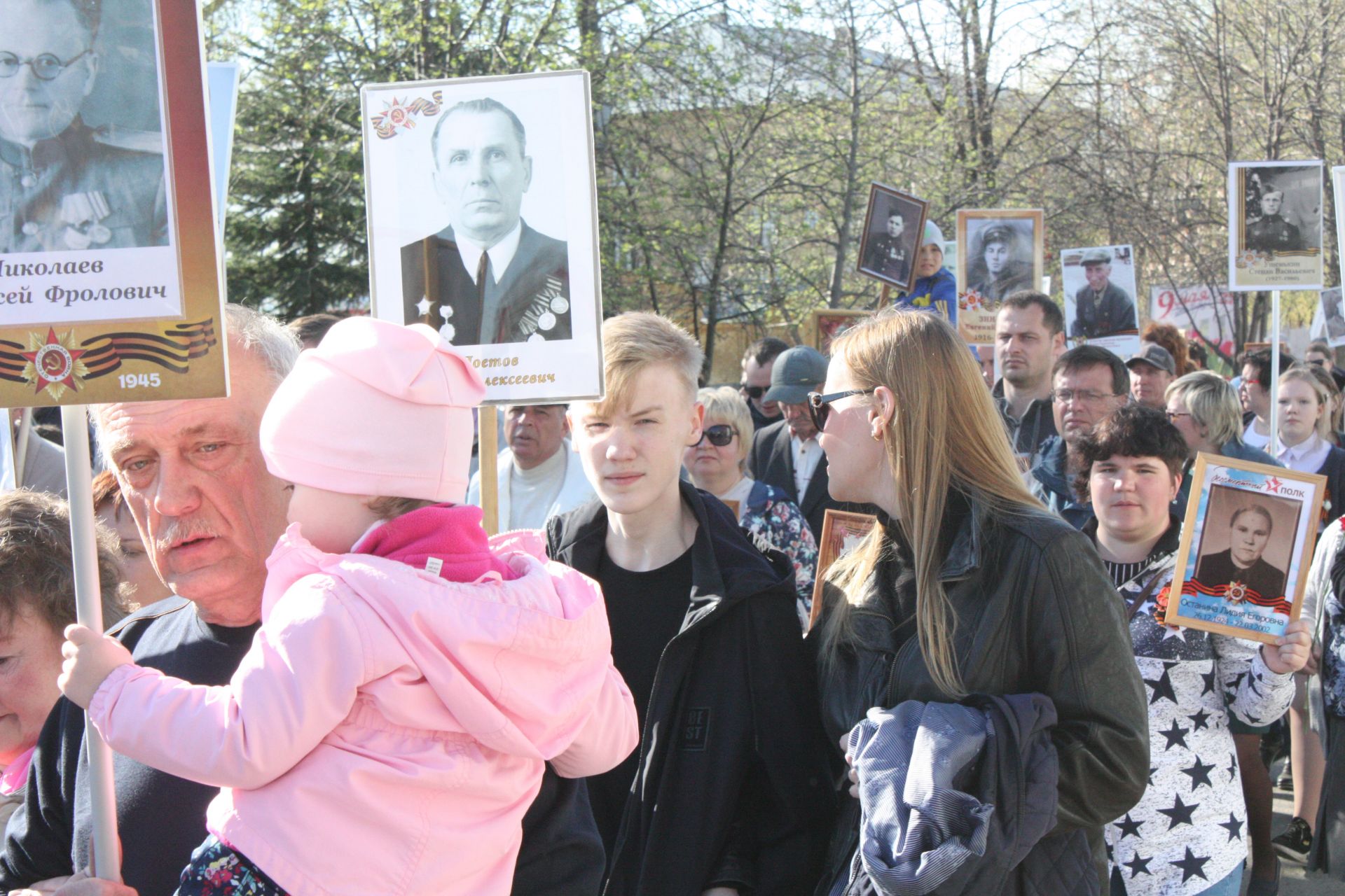 В Чистополе состоялись открытие уголка "Боевой славы" и акция "Бессмертный полк" (фоторепортаж)