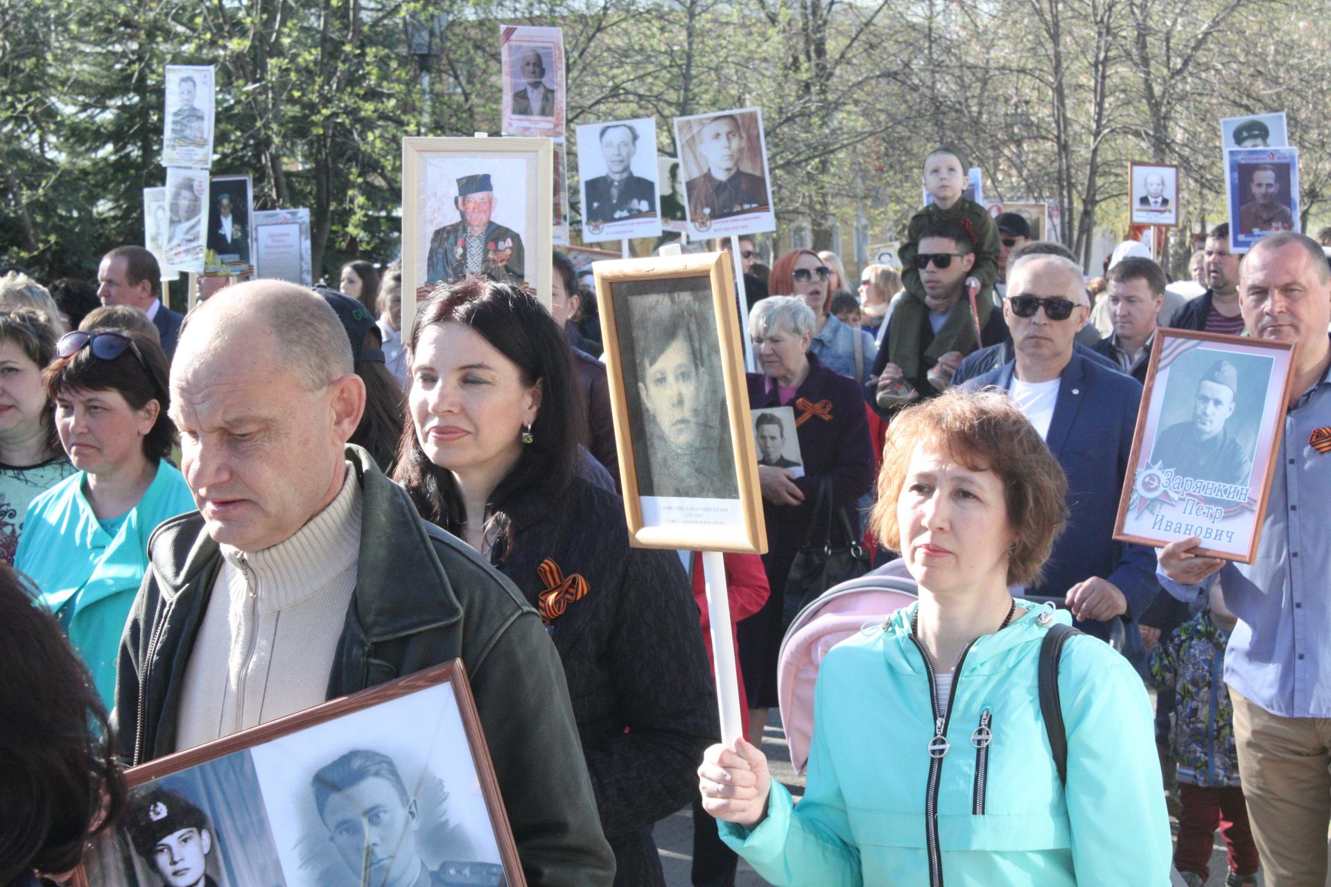 В Чистополе состоялись открытие уголка "Боевой славы" и акция "Бессмертный полк" (фоторепортаж)