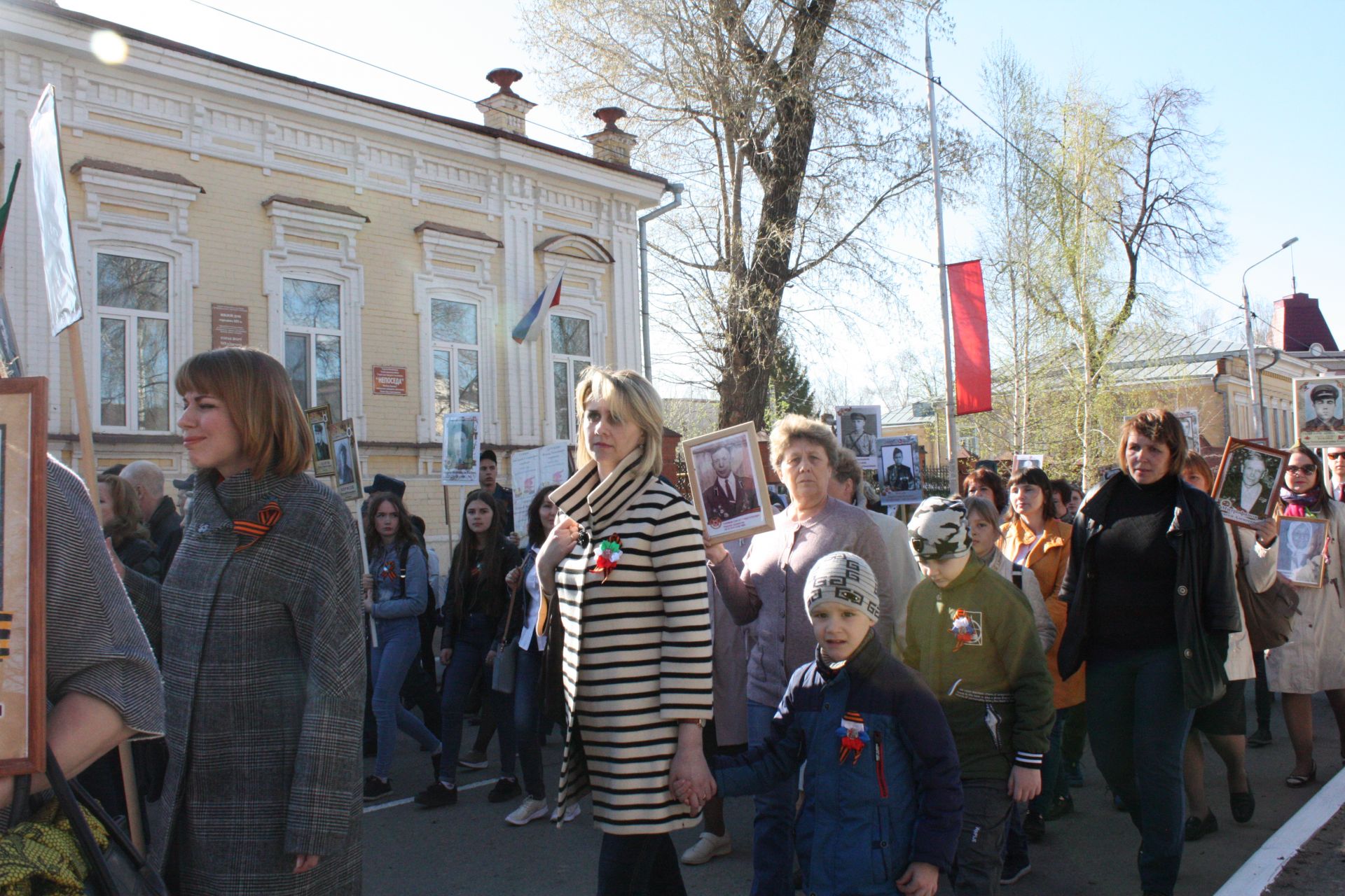 В Чистополе состоялись открытие уголка "Боевой славы" и акция "Бессмертный полк" (фоторепортаж)