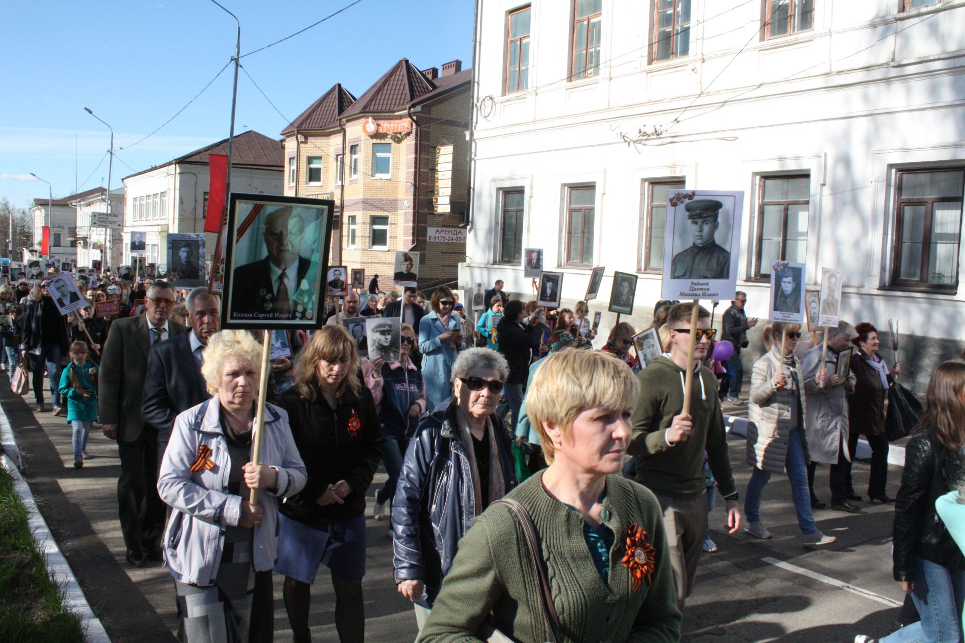 В Чистополе состоялись открытие уголка "Боевой славы" и акция "Бессмертный полк" (фоторепортаж)