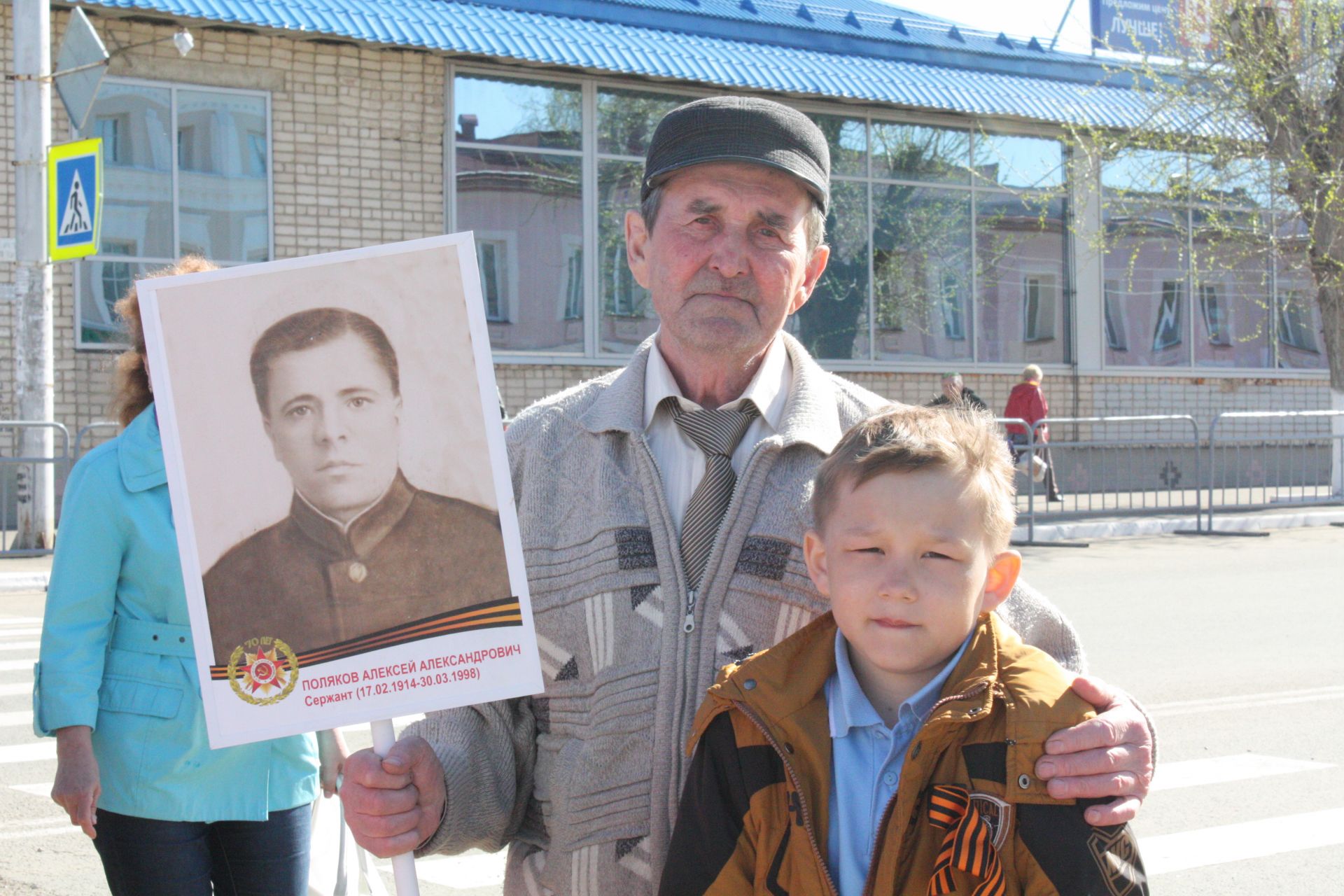 В Чистополе состоялись открытие уголка "Боевой славы" и акция "Бессмертный полк" (фоторепортаж)