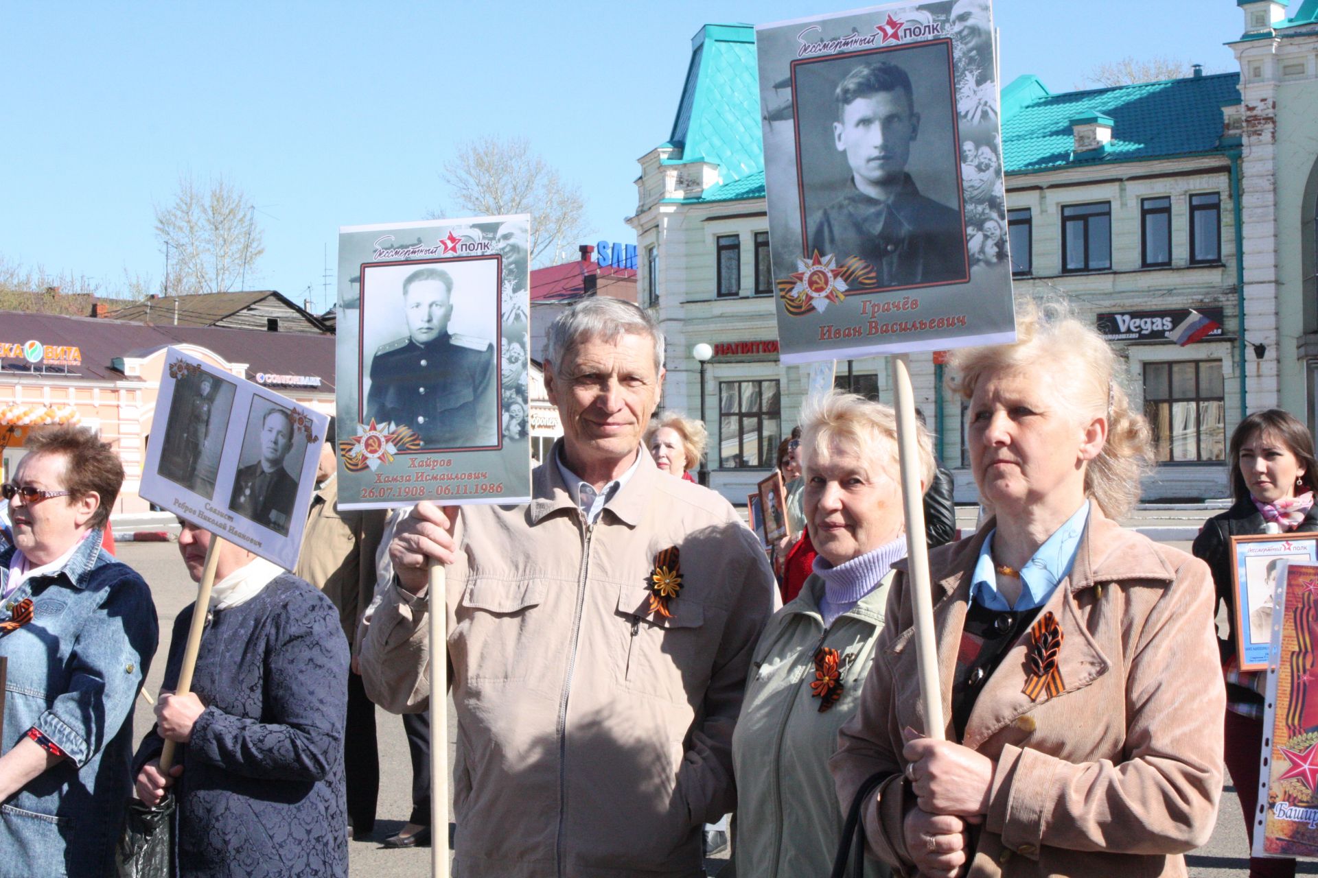 В Чистополе состоялись открытие уголка "Боевой славы" и акция "Бессмертный полк" (фоторепортаж)