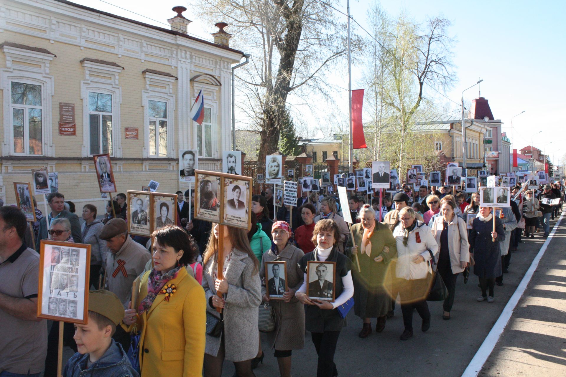 В Чистополе состоялись открытие уголка "Боевой славы" и акция "Бессмертный полк" (фоторепортаж)