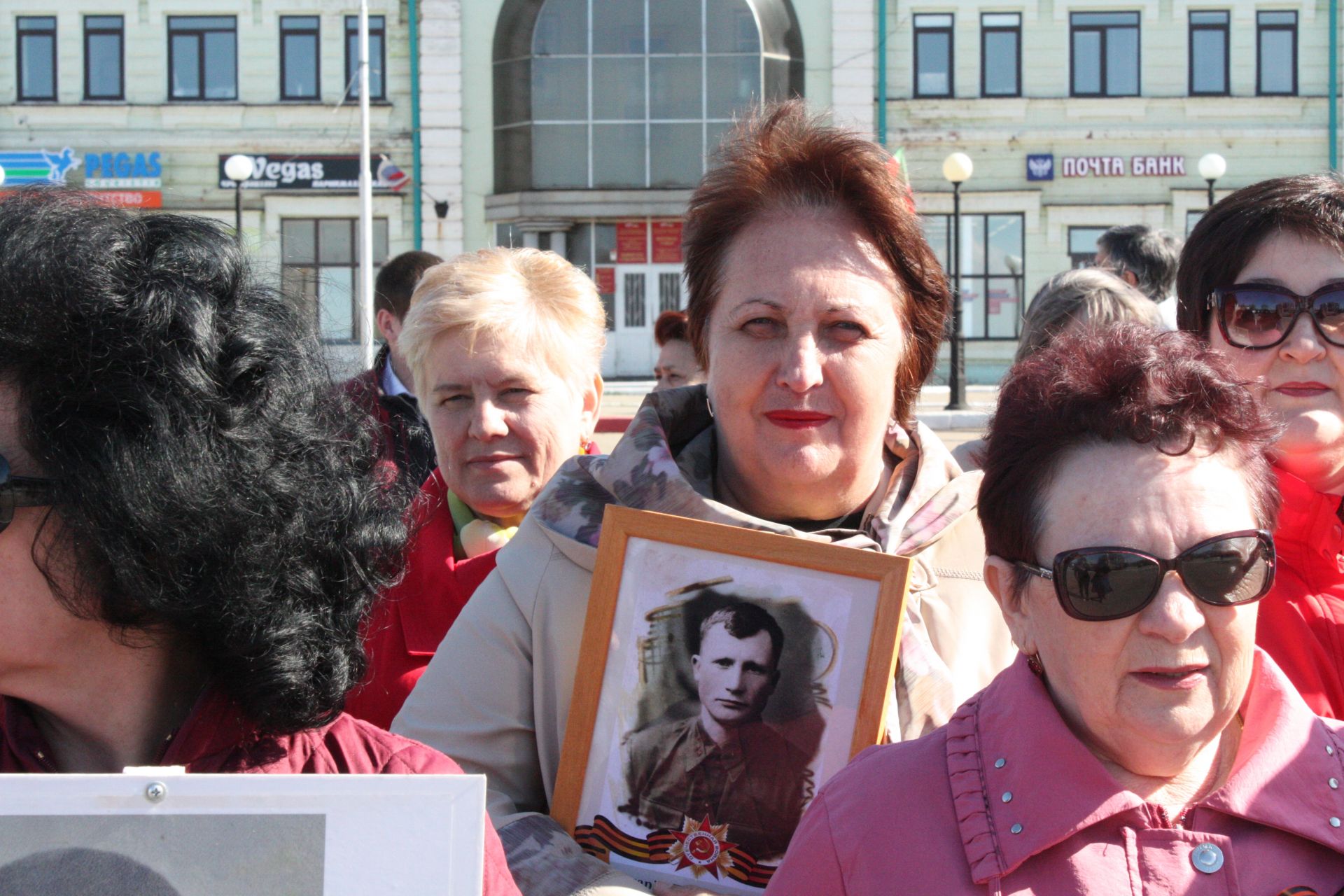 В Чистополе состоялись открытие уголка "Боевой славы" и акция "Бессмертный полк" (фоторепортаж)