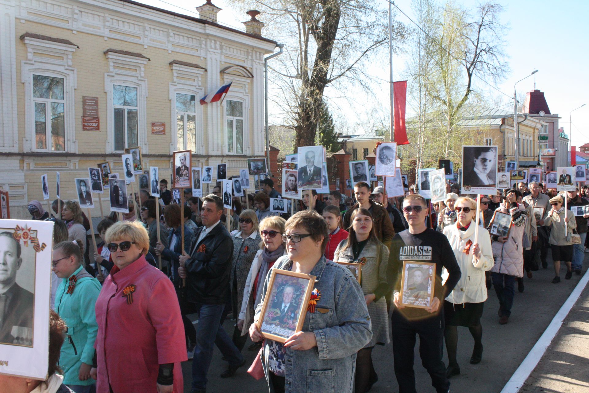 В Чистополе состоялись открытие уголка "Боевой славы" и акция "Бессмертный полк" (фоторепортаж)