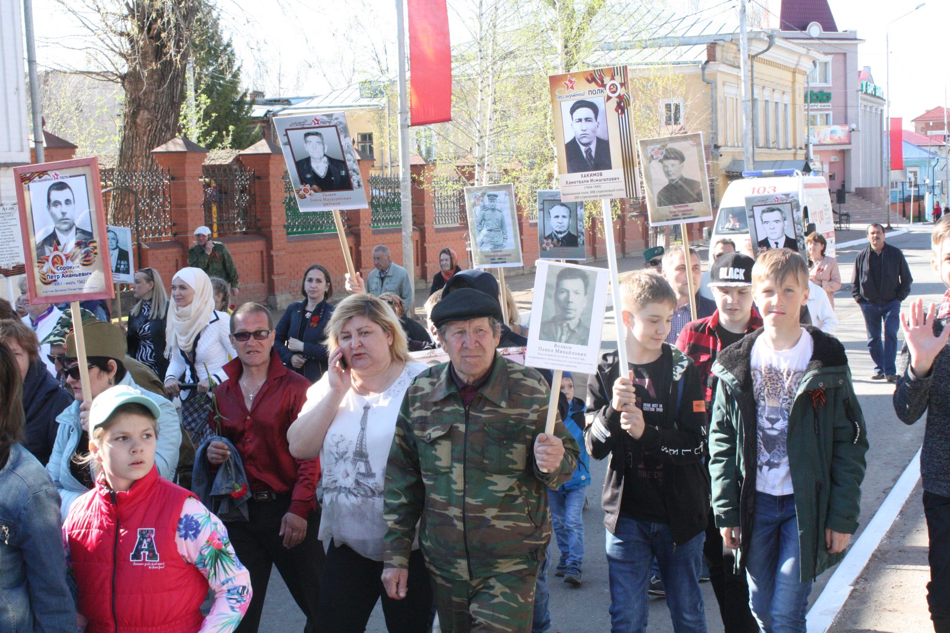 В Чистополе состоялись открытие уголка "Боевой славы" и акция "Бессмертный полк" (фоторепортаж)