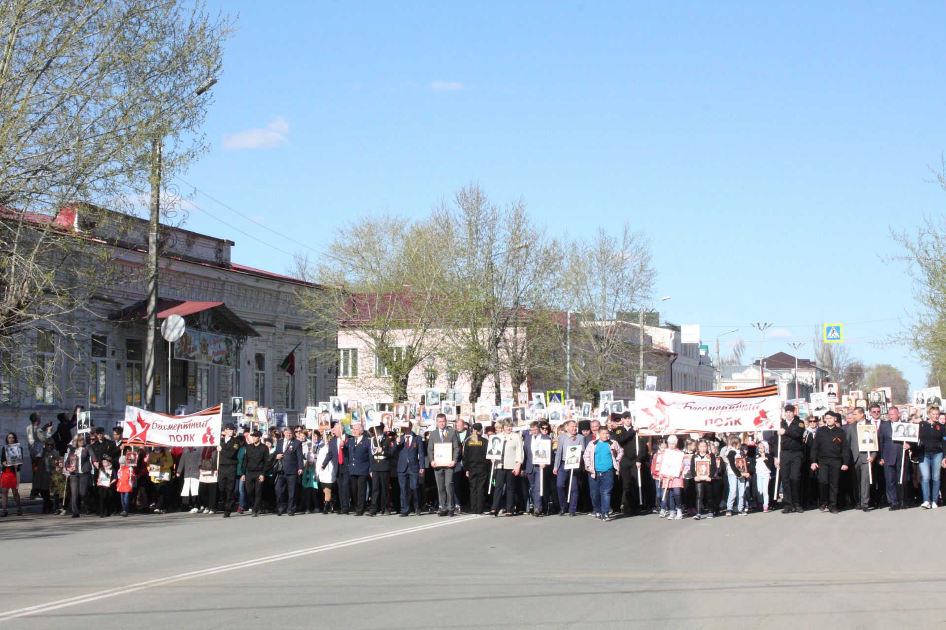 В Чистополе состоялись открытие уголка "Боевой славы" и акция "Бессмертный полк" (фоторепортаж)