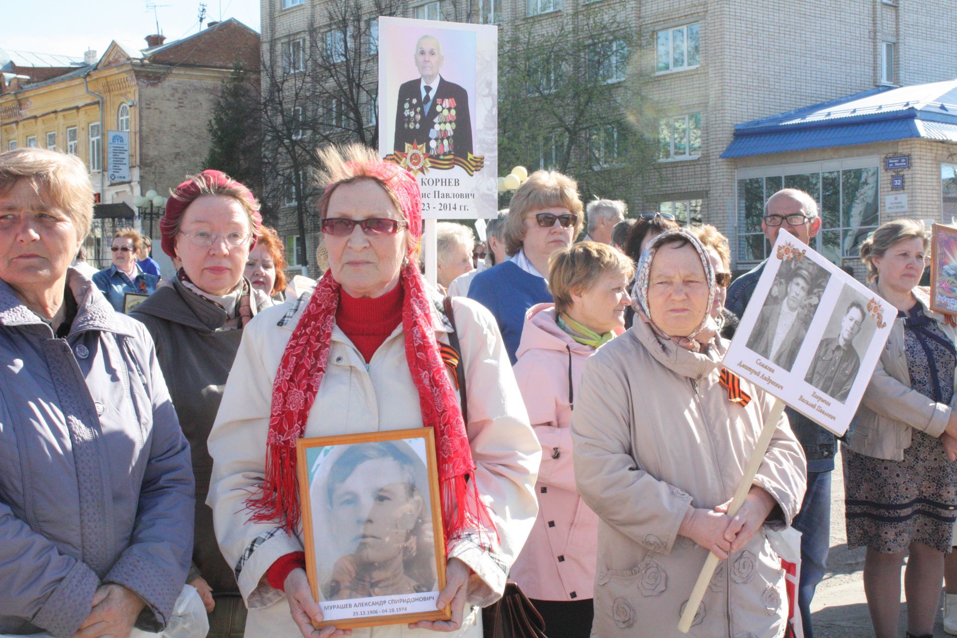 В Чистополе состоялись открытие уголка "Боевой славы" и акция "Бессмертный полк" (фоторепортаж)