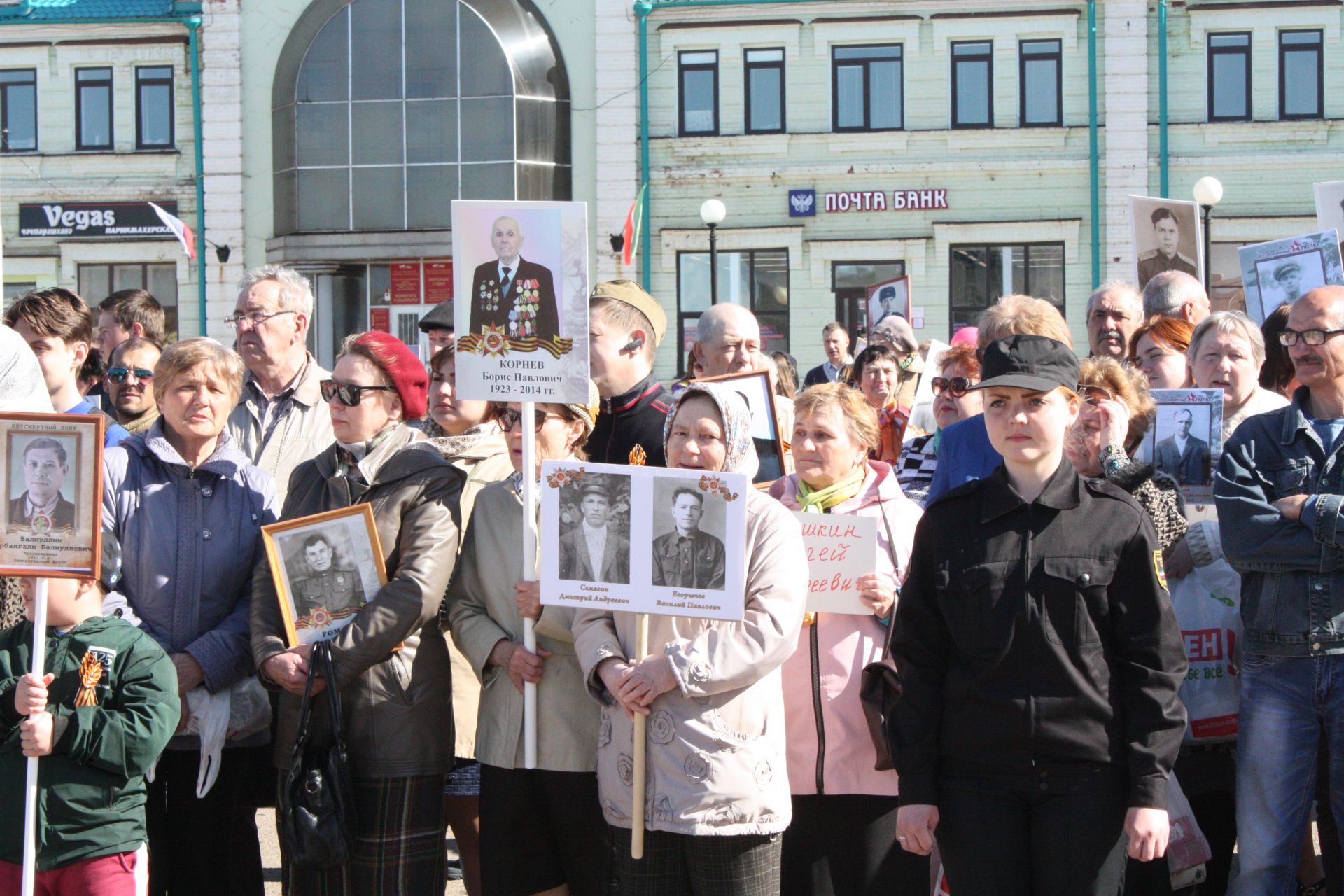 В Чистополе состоялись открытие уголка "Боевой славы" и акция "Бессмертный полк" (фоторепортаж)