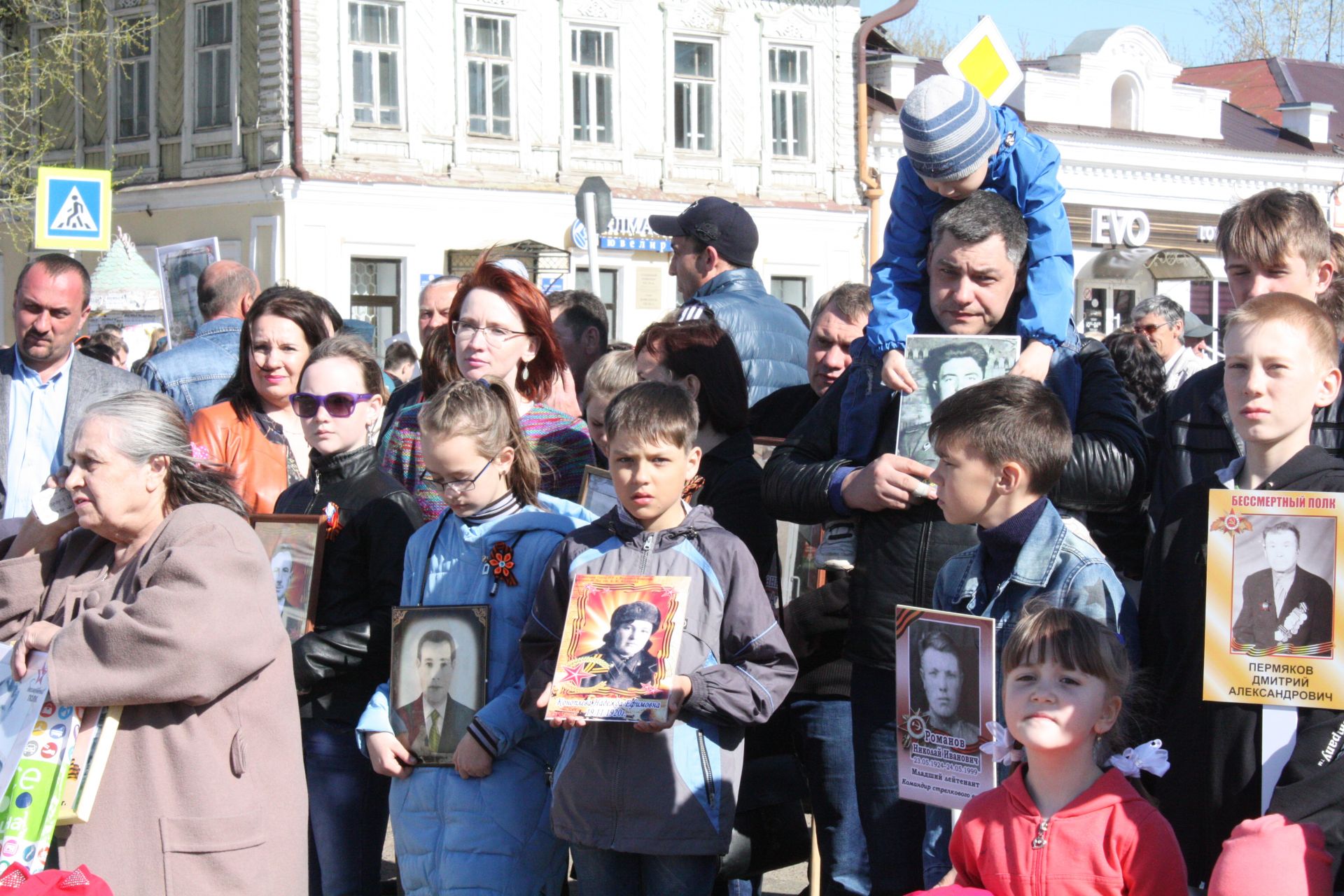 В Чистополе состоялись открытие уголка "Боевой славы" и акция "Бессмертный полк" (фоторепортаж)