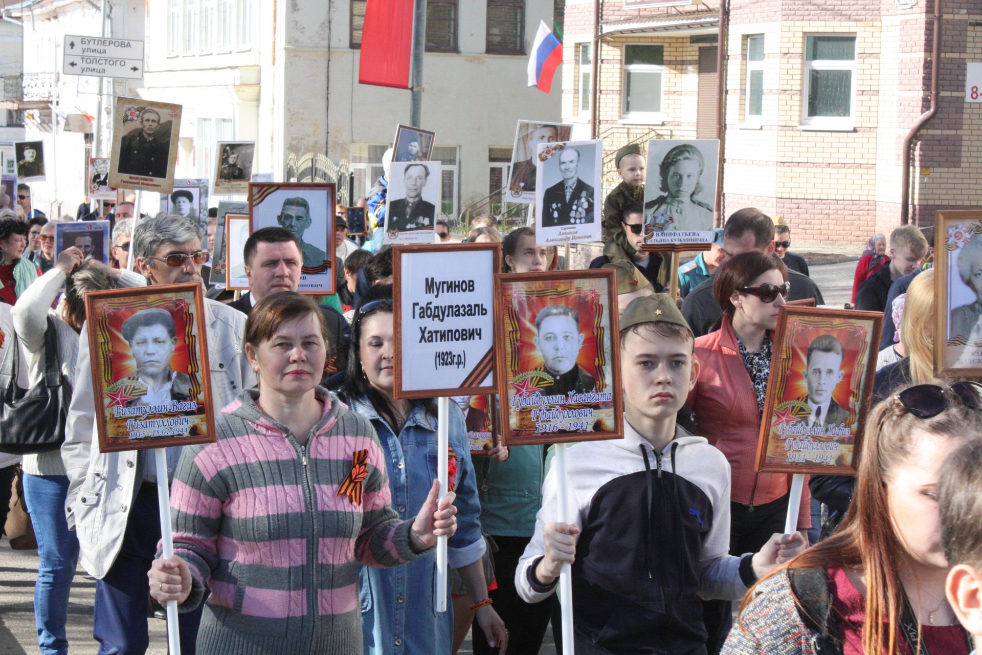 В Чистополе состоялись открытие уголка "Боевой славы" и акция "Бессмертный полк" (фоторепортаж)