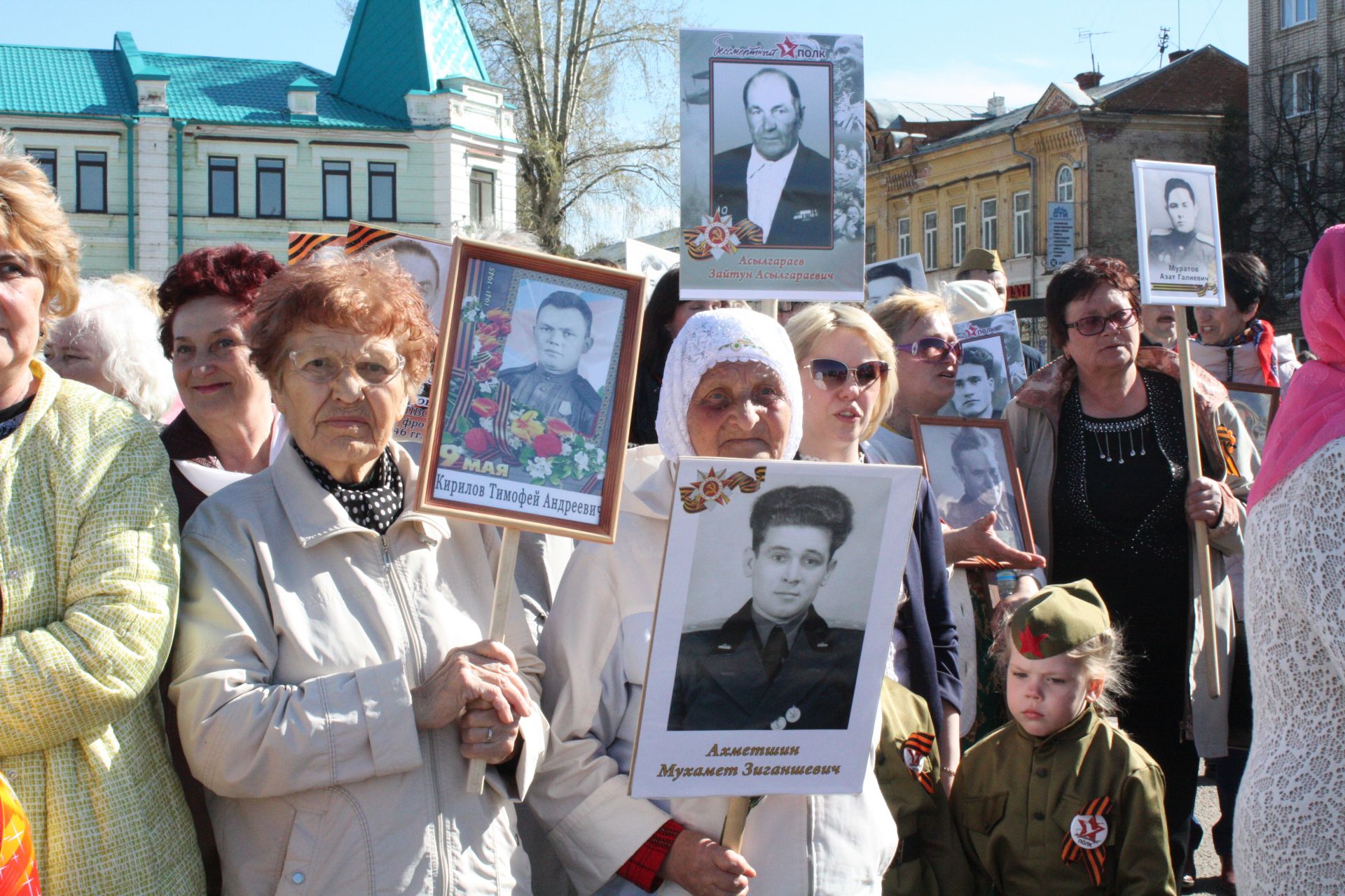 В Чистополе состоялись открытие уголка "Боевой славы" и акция "Бессмертный полк" (фоторепортаж)