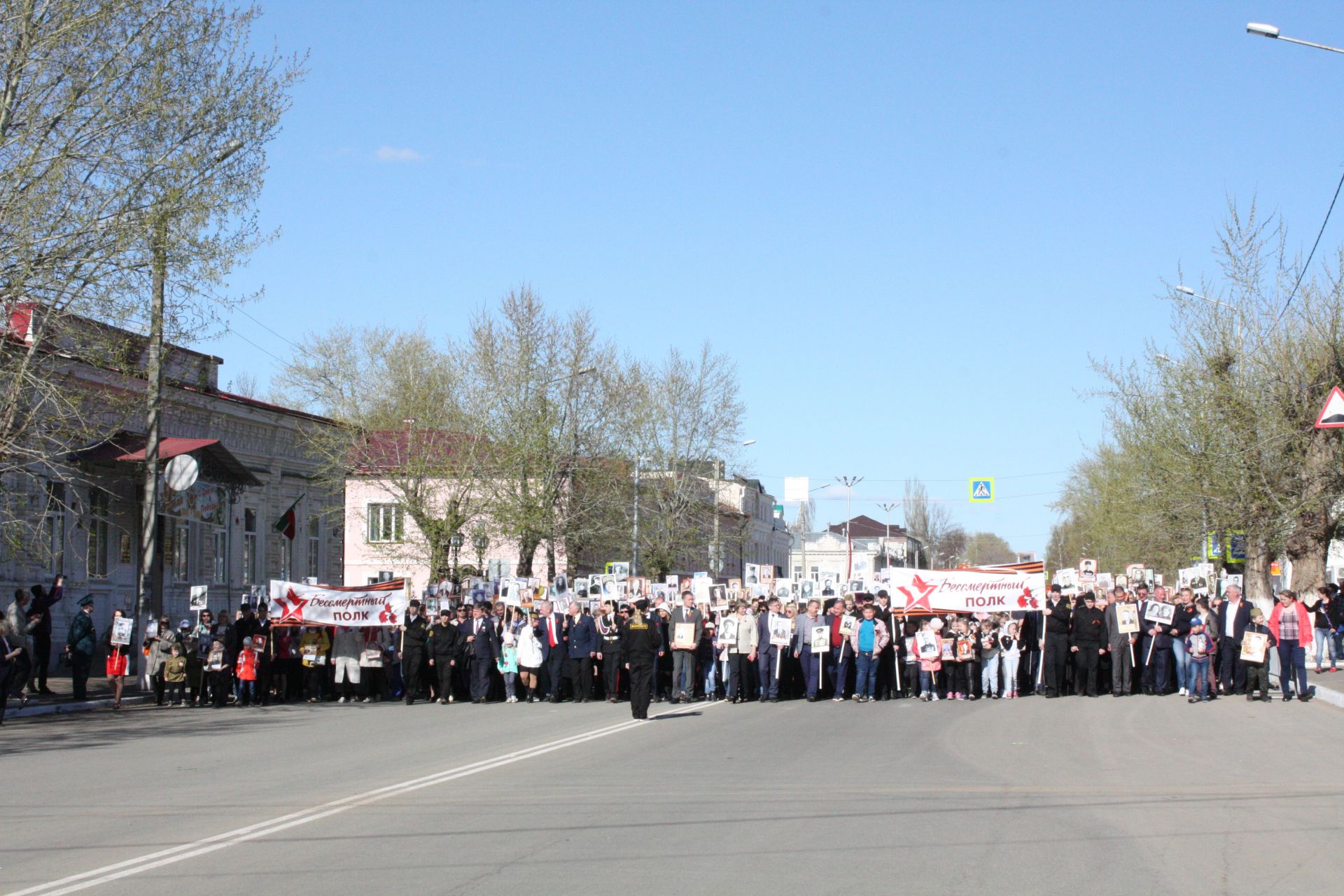 В Чистополе состоялись открытие уголка "Боевой славы" и акция "Бессмертный полк" (фоторепортаж)