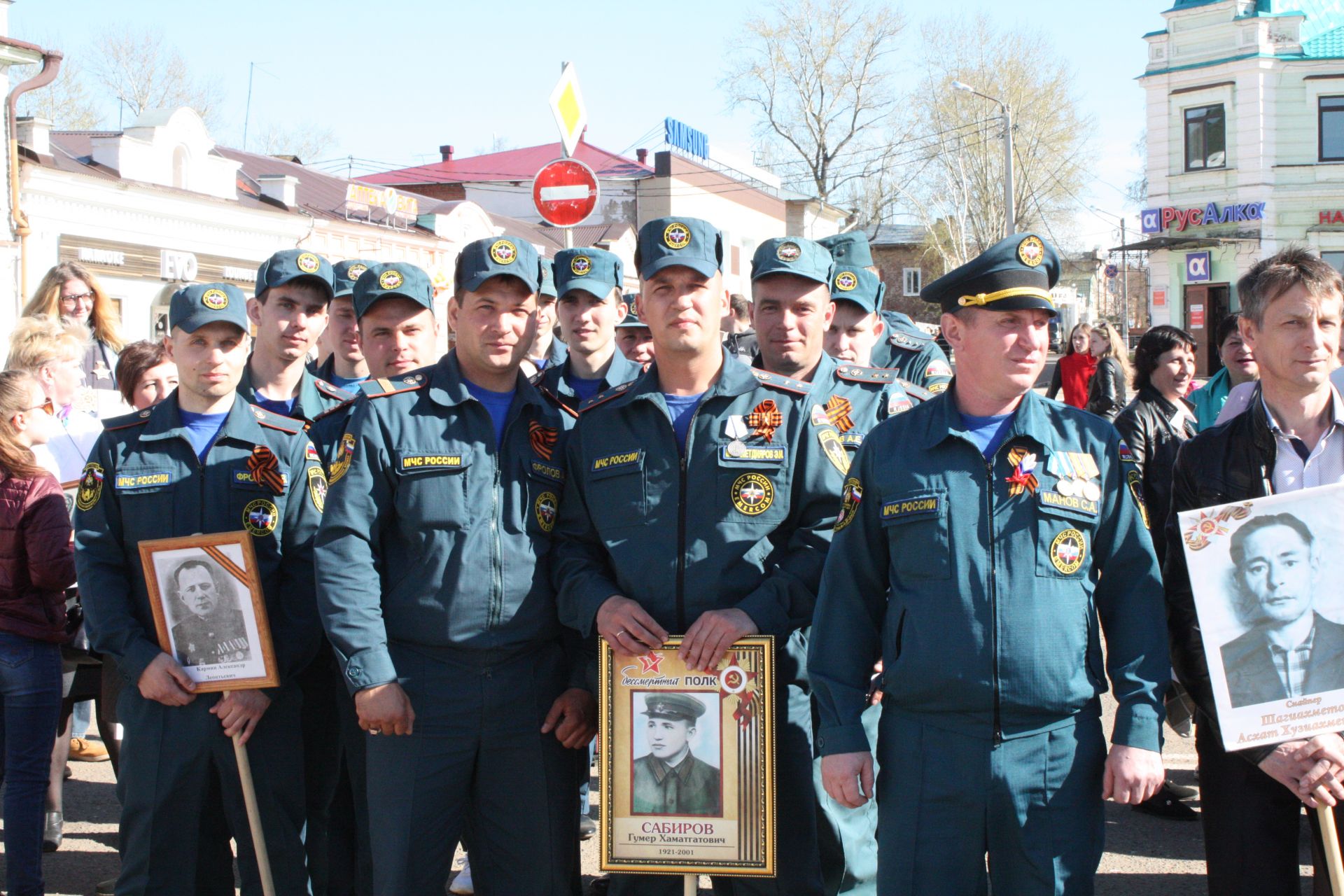 В Чистополе состоялись открытие уголка "Боевой славы" и акция "Бессмертный полк" (фоторепортаж)