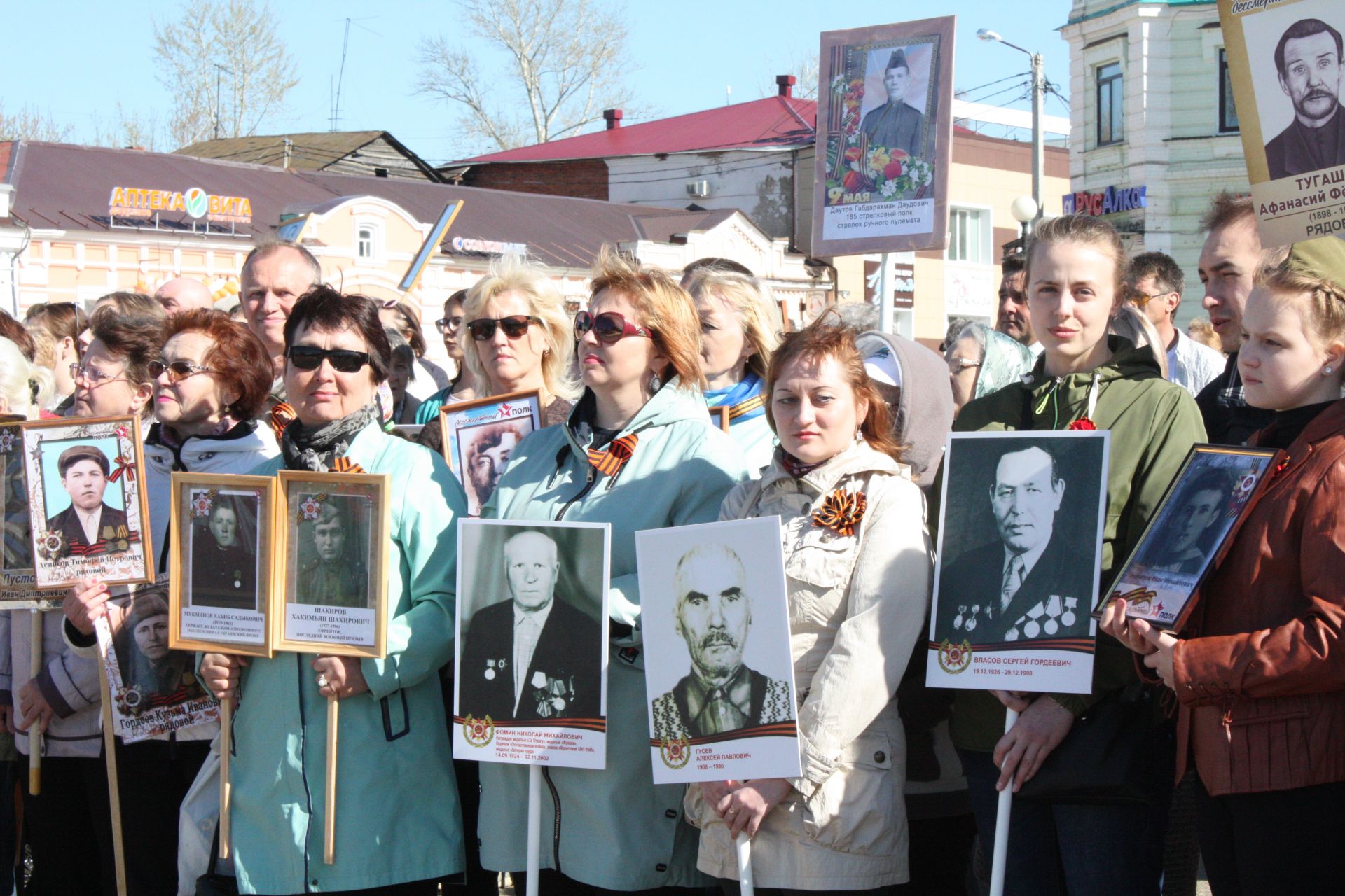 В Чистополе состоялись открытие уголка "Боевой славы" и акция "Бессмертный полк" (фоторепортаж)