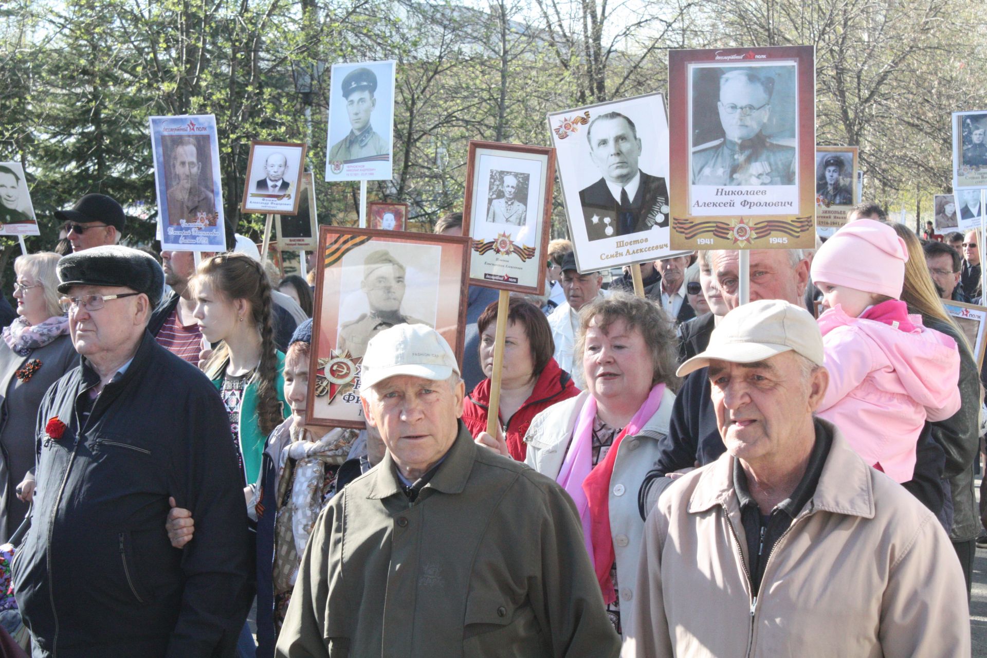 В Чистополе состоялись открытие уголка "Боевой славы" и акция "Бессмертный полк" (фоторепортаж)