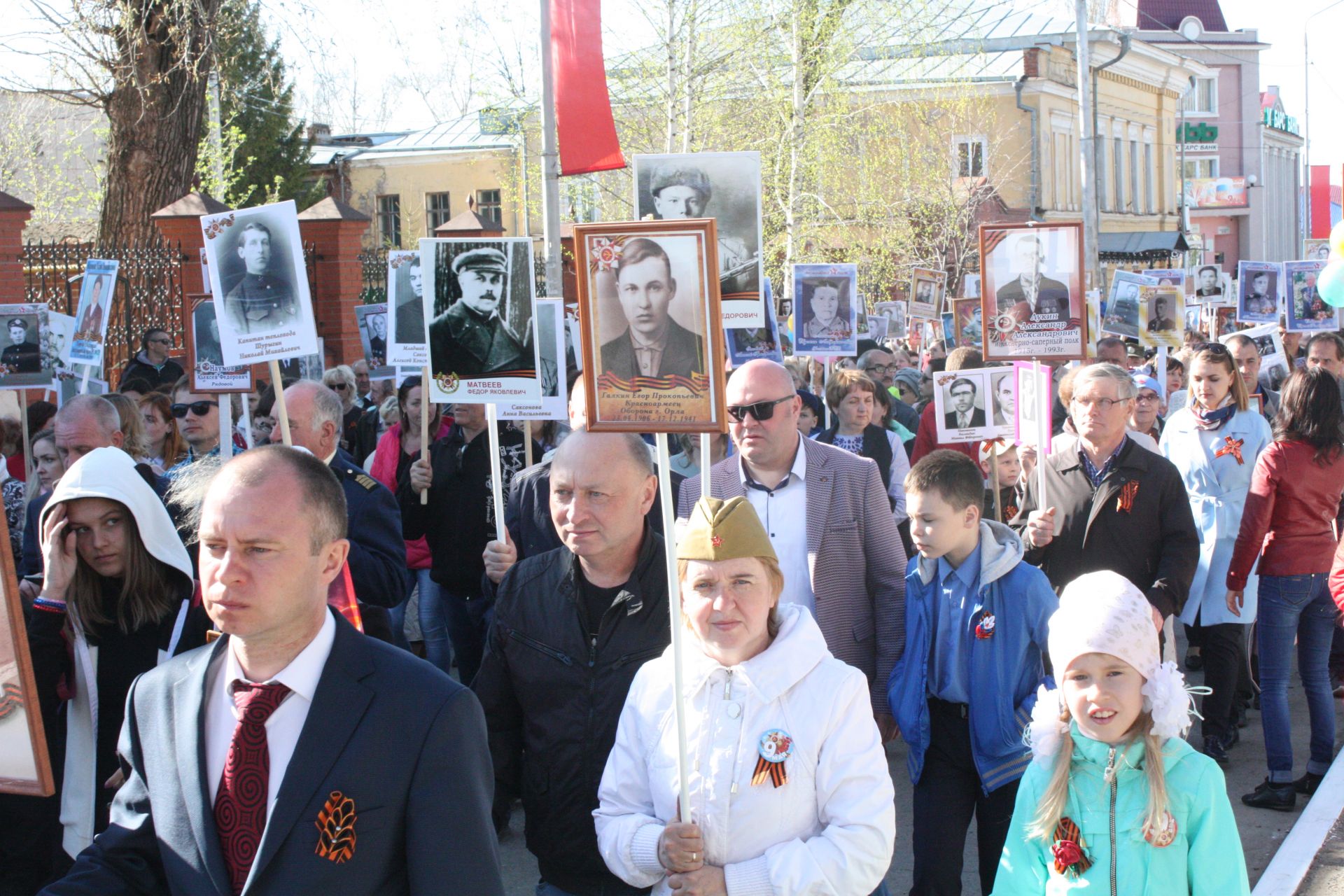 В Чистополе состоялись открытие уголка "Боевой славы" и акция "Бессмертный полк" (фоторепортаж)