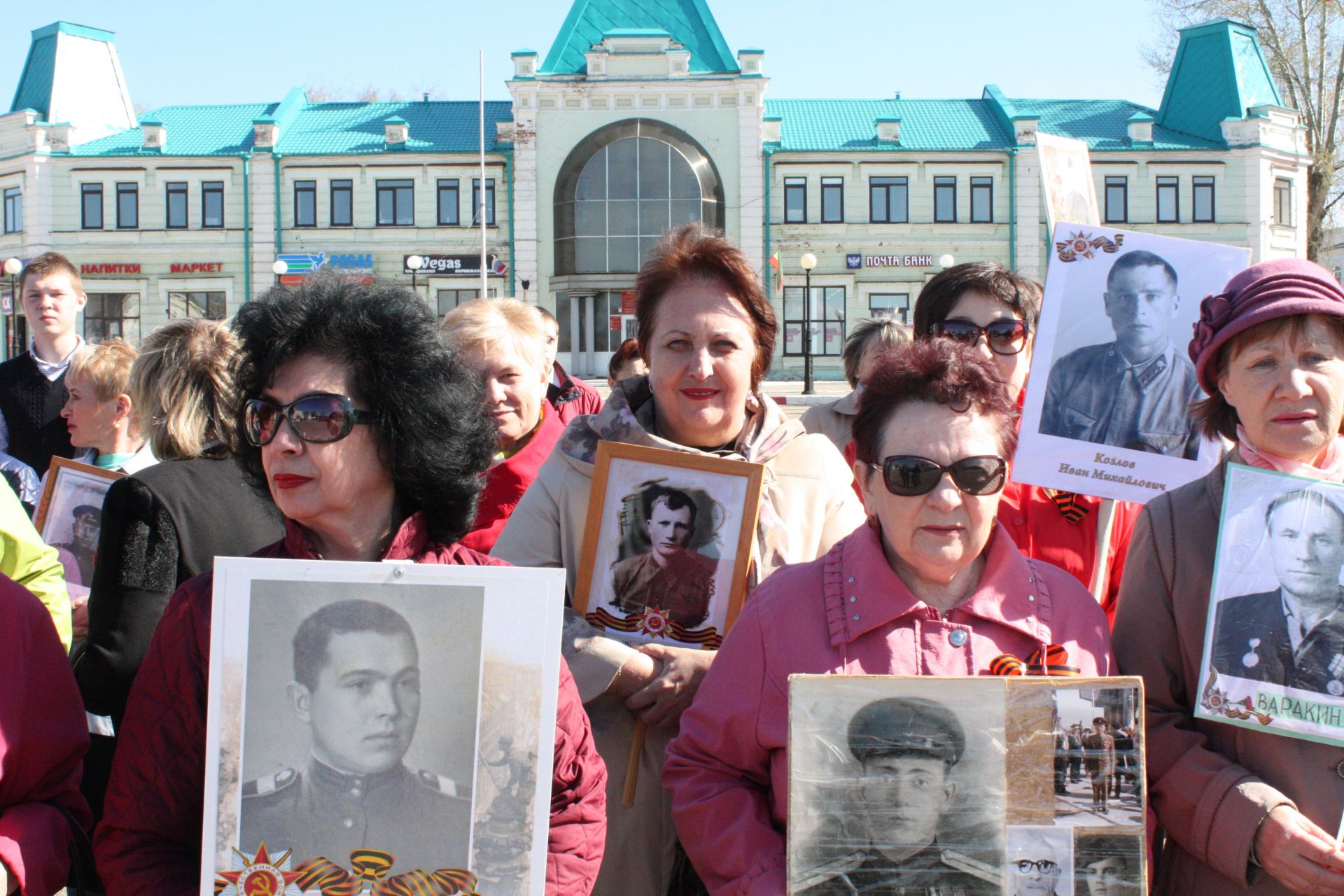 В Чистополе состоялись открытие уголка "Боевой славы" и акция "Бессмертный полк" (фоторепортаж)