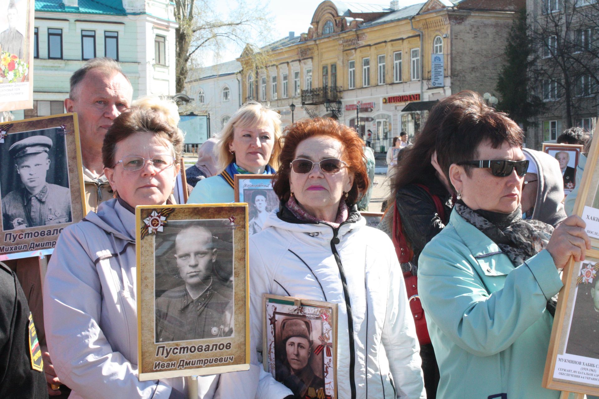 В Чистополе состоялись открытие уголка "Боевой славы" и акция "Бессмертный полк" (фоторепортаж)