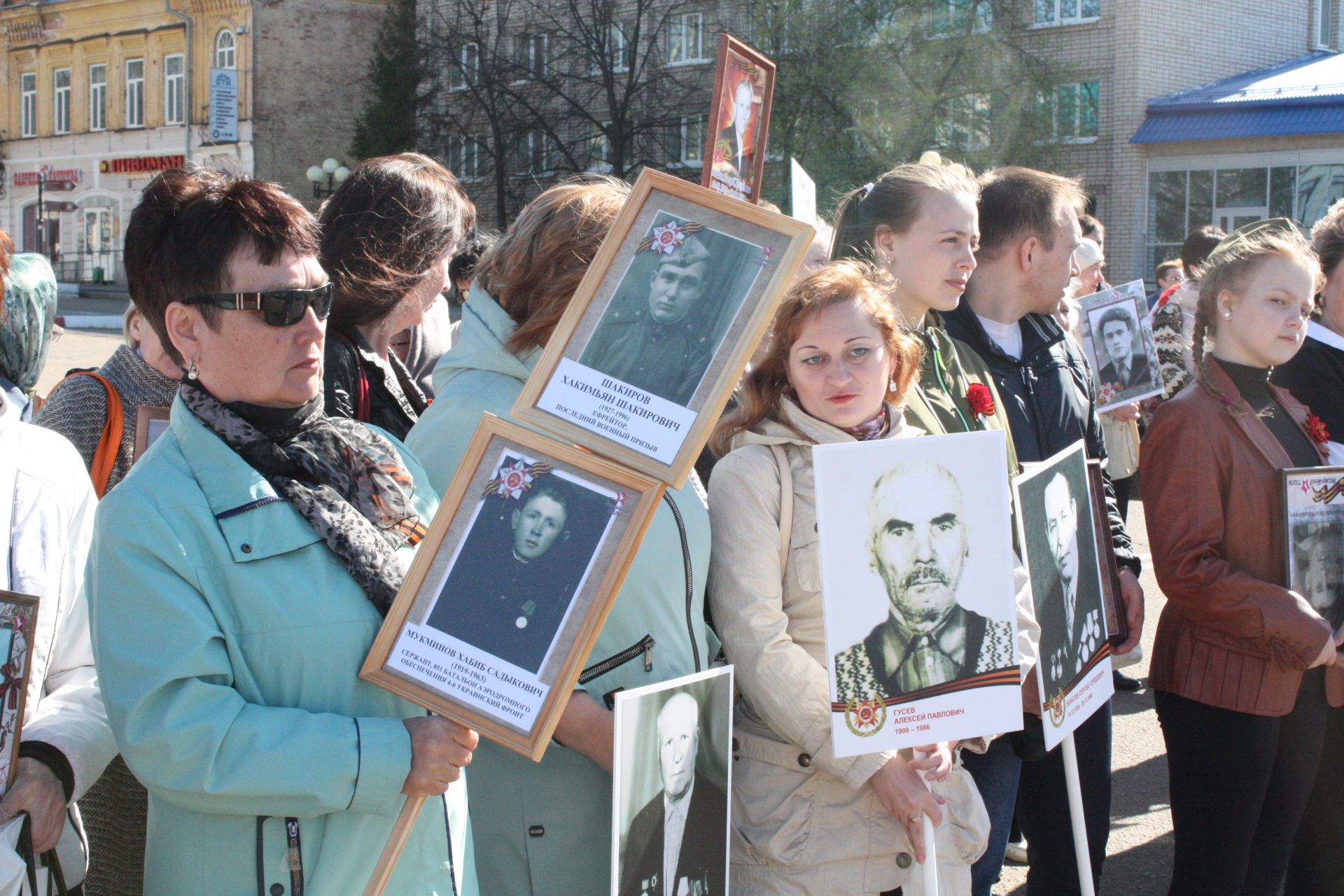 В Чистополе состоялись открытие уголка "Боевой славы" и акция "Бессмертный полк" (фоторепортаж)