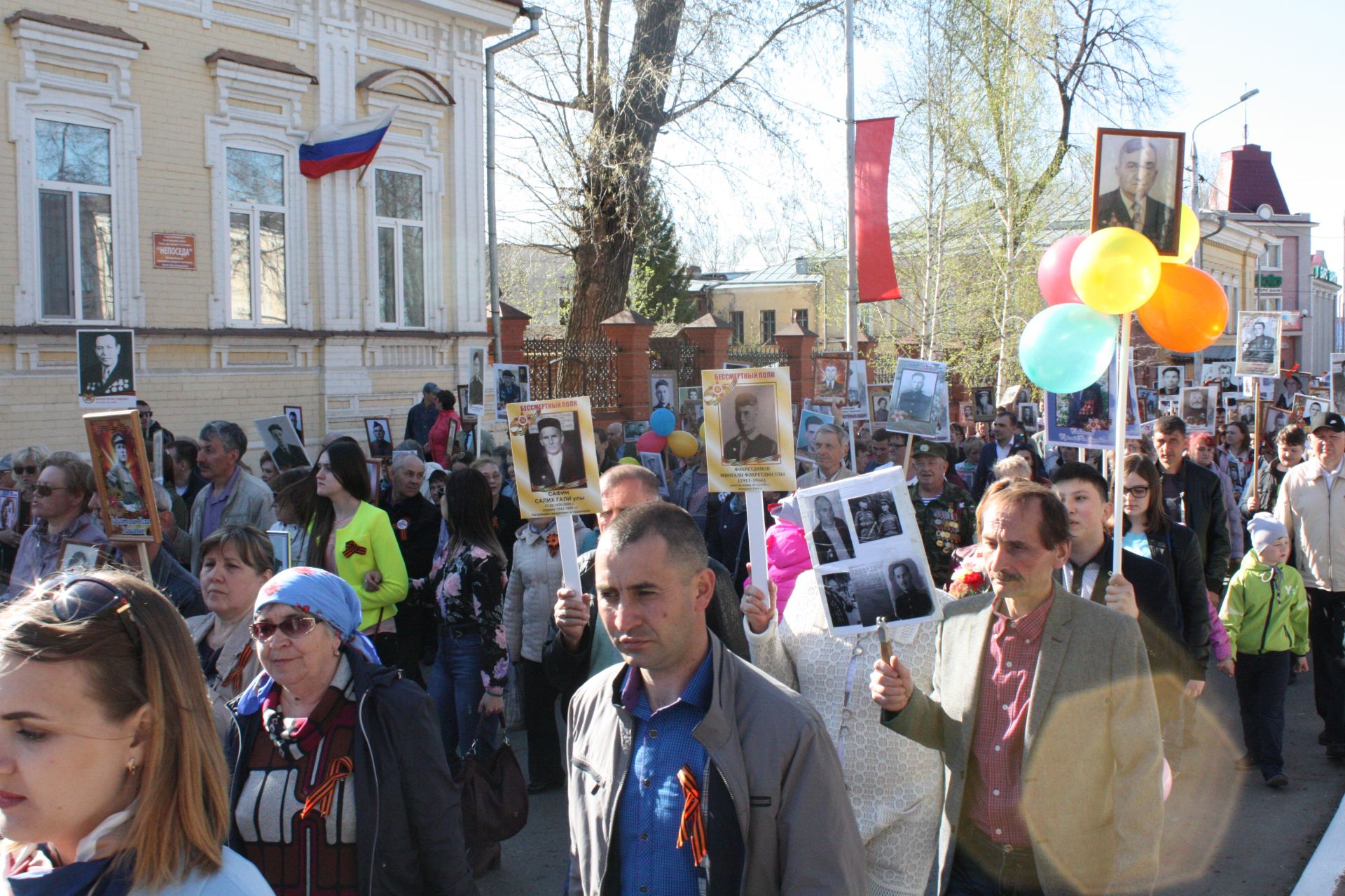 В Чистополе состоялись открытие уголка "Боевой славы" и акция "Бессмертный полк" (фоторепортаж)