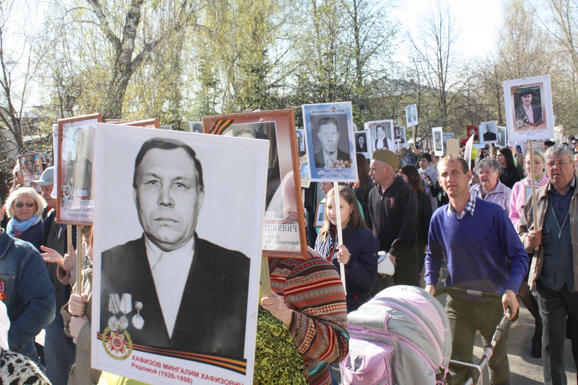 В Чистополе состоялись открытие уголка "Боевой славы" и акция "Бессмертный полк" (фоторепортаж)