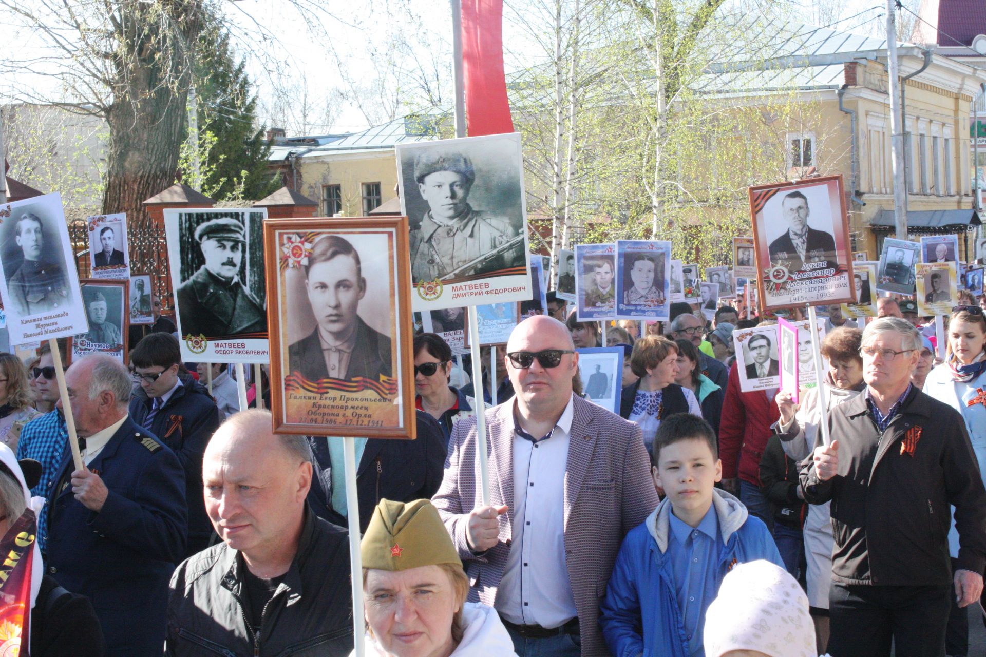 В Чистополе состоялись открытие уголка "Боевой славы" и акция "Бессмертный полк" (фоторепортаж)