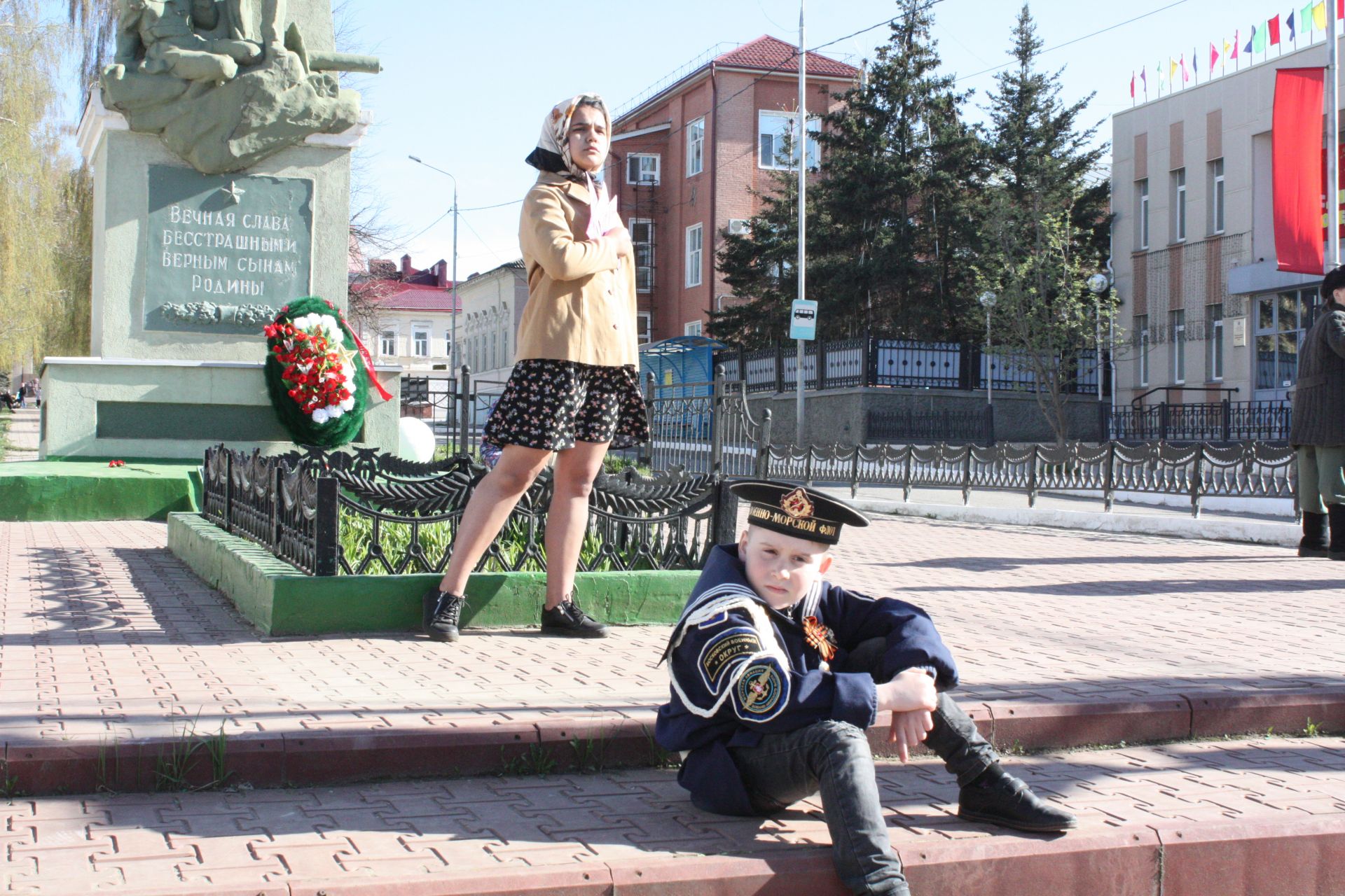 В Чистополе состоялись открытие уголка "Боевой славы" и акция "Бессмертный полк" (фоторепортаж)