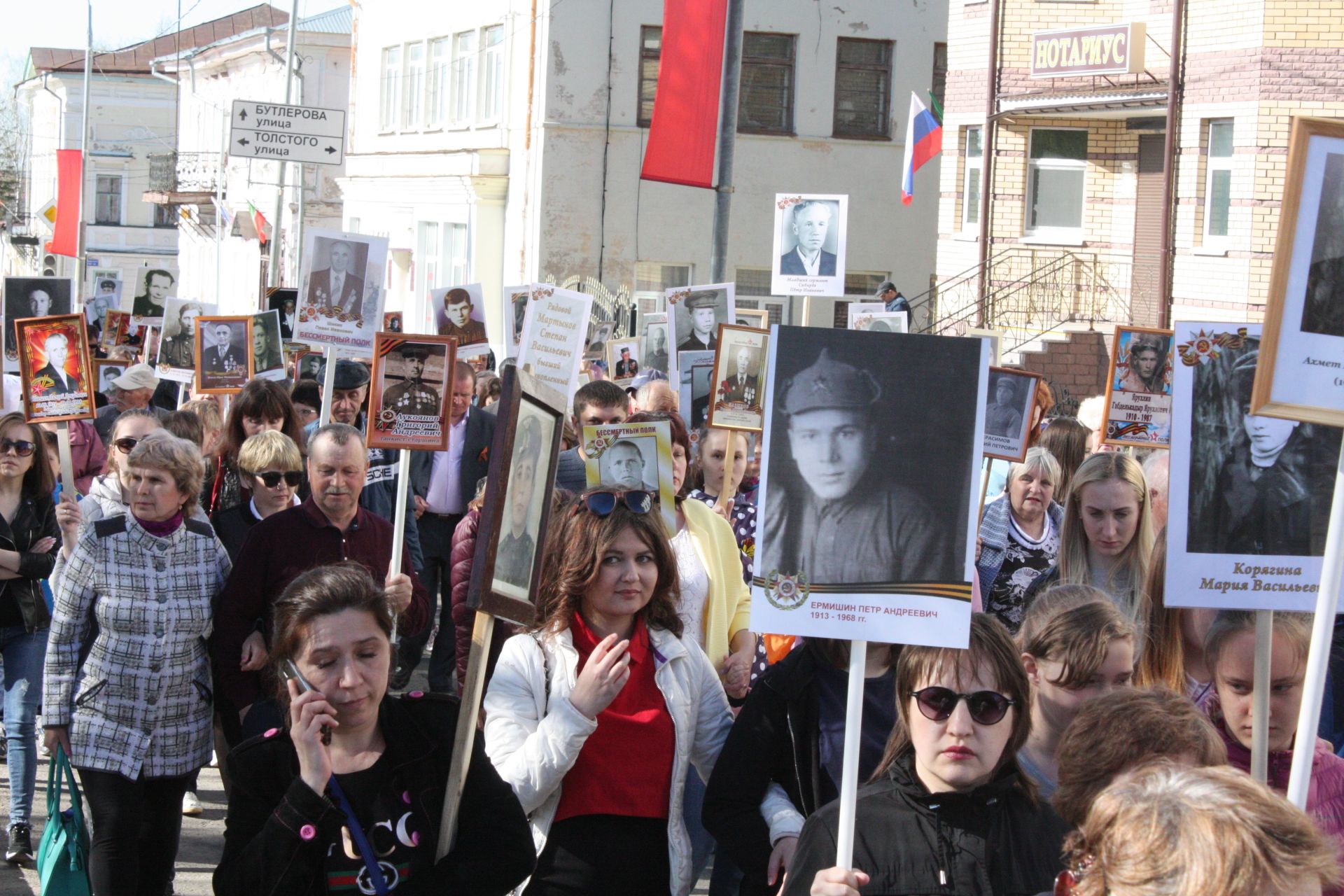 В Чистополе состоялись открытие уголка "Боевой славы" и акция "Бессмертный полк" (фоторепортаж)