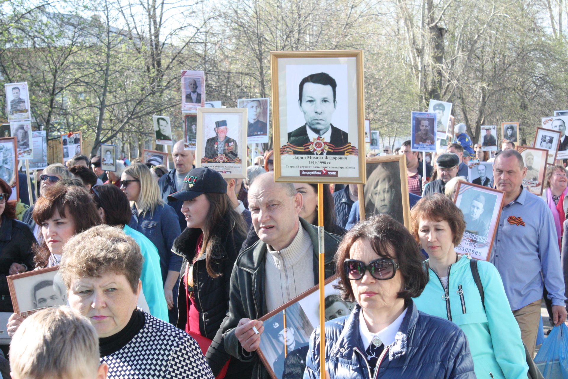 В Чистополе состоялись открытие уголка "Боевой славы" и акция "Бессмертный полк" (фоторепортаж)