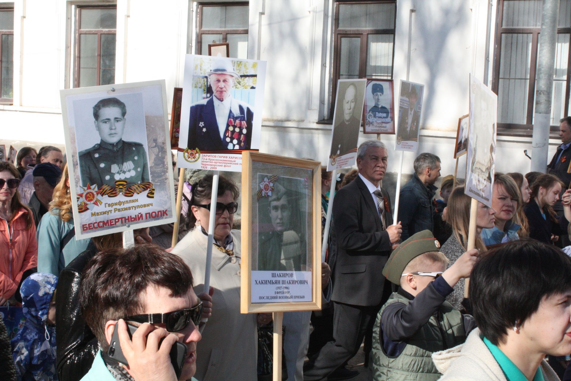 В Чистополе состоялись открытие уголка "Боевой славы" и акция "Бессмертный полк" (фоторепортаж)