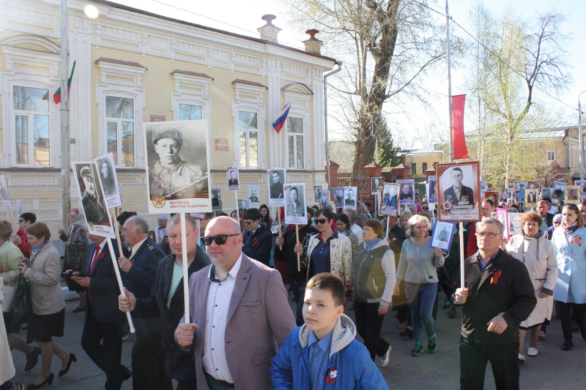 В Чистополе состоялись открытие уголка "Боевой славы" и акция "Бессмертный полк" (фоторепортаж)