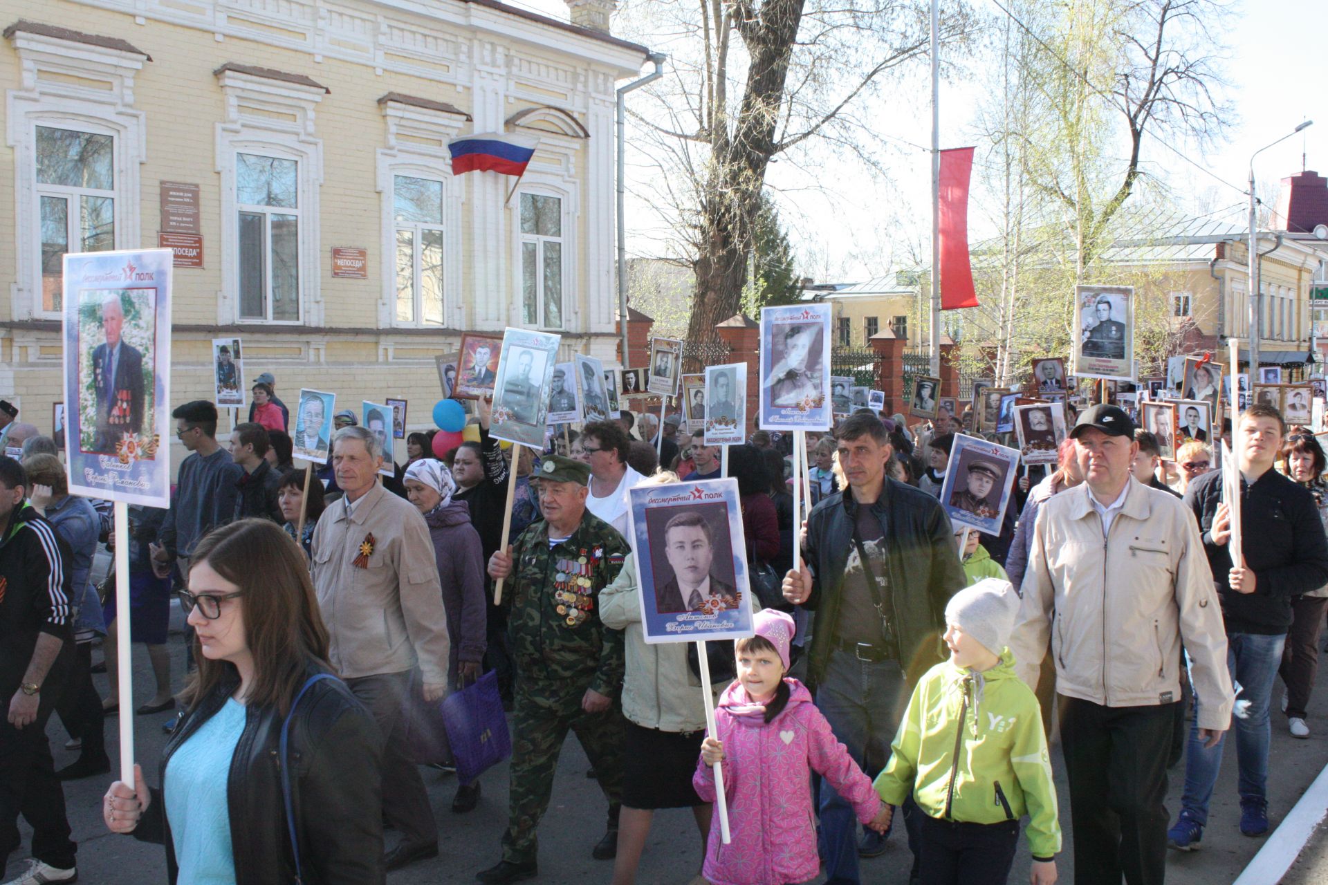 В Чистополе состоялись открытие уголка "Боевой славы" и акция "Бессмертный полк" (фоторепортаж)