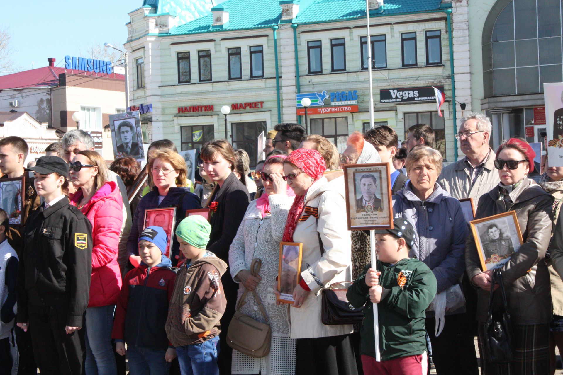 В Чистополе состоялись открытие уголка "Боевой славы" и акция "Бессмертный полк" (фоторепортаж)