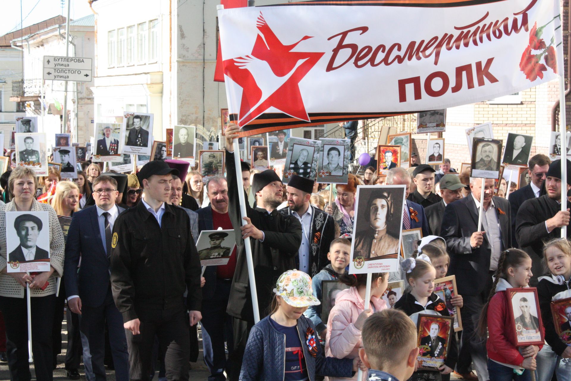 В Чистополе состоялись открытие уголка "Боевой славы" и акция "Бессмертный полк" (фоторепортаж)